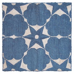 Blauer und elfenbeinfarbener Häkeltuch-Teppich „Azure Quatrefoil“ von Doris Leslie Blau
