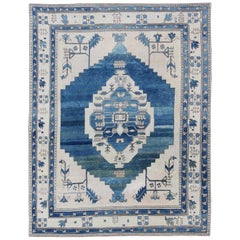 Türkischer Oushak-Teppich im Vintage-Stil mit blauem und elfenbeinfarbenem Medaillon und geometrischem Stammesmuster