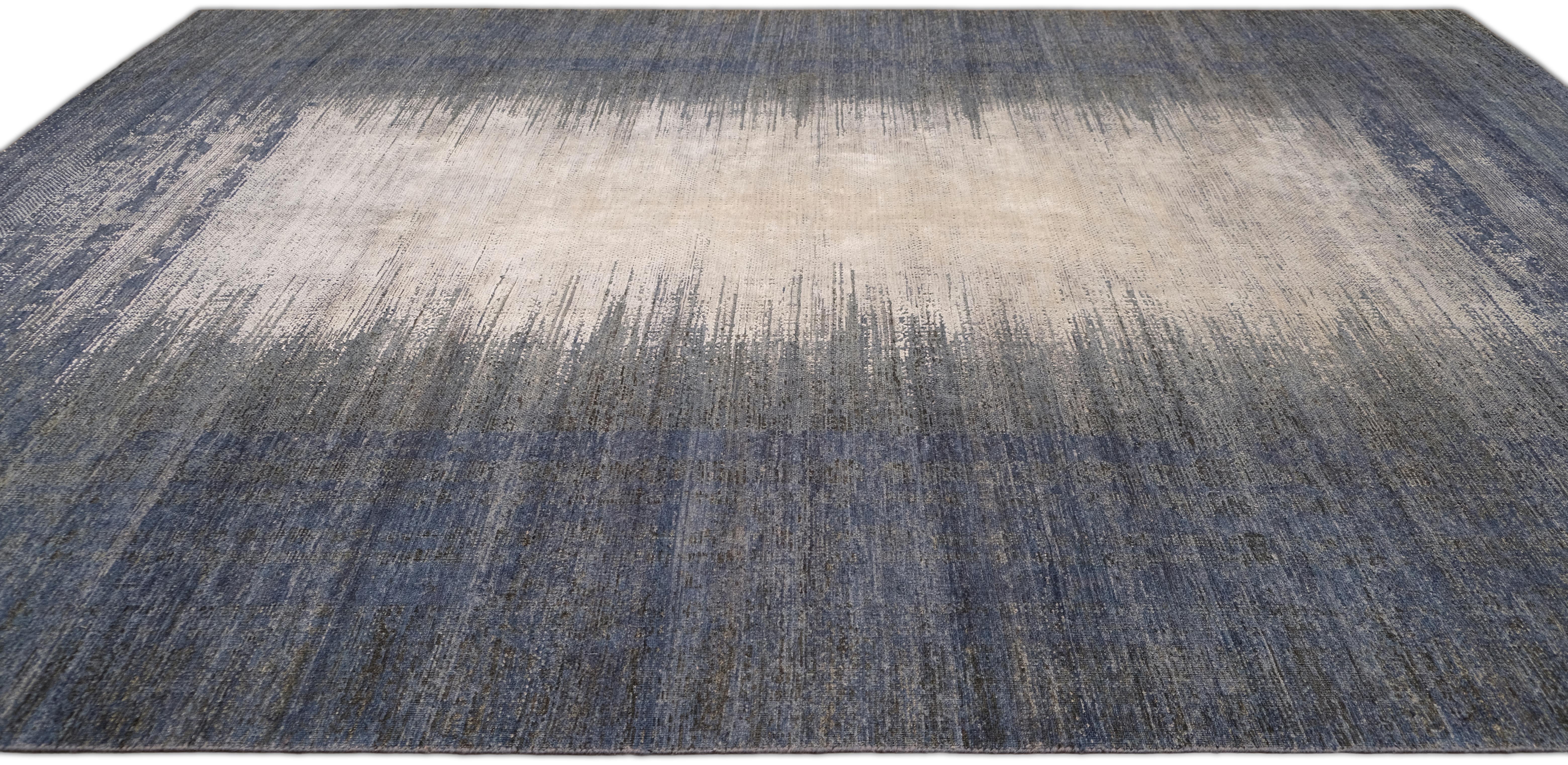 Moderne Tapis en laine et soie bleu et ivoire dégradé 8'10''x12'1'' en vente