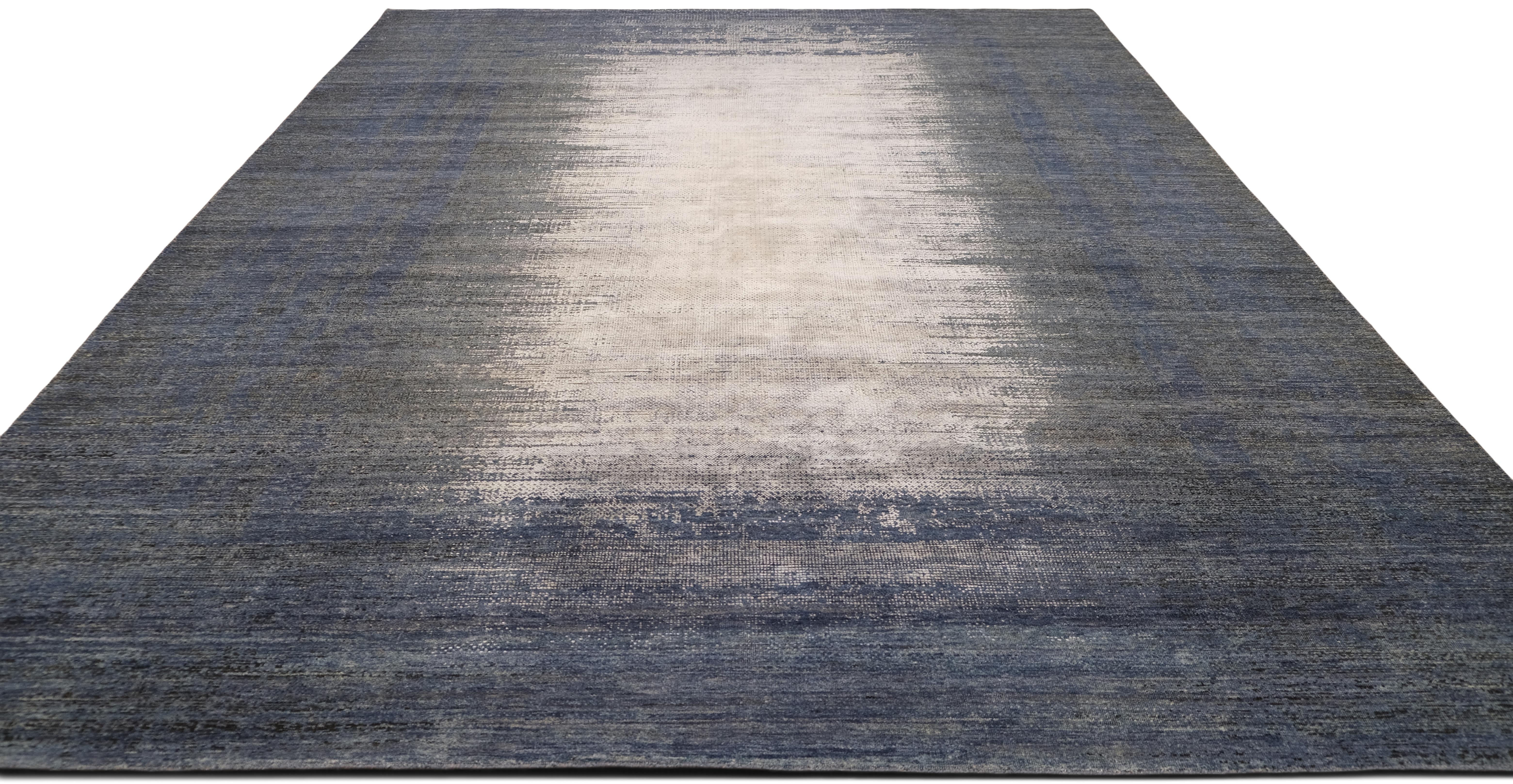 Noué à la main Tapis en laine et soie bleu et ivoire dégradé 8'10''x12'1'' en vente
