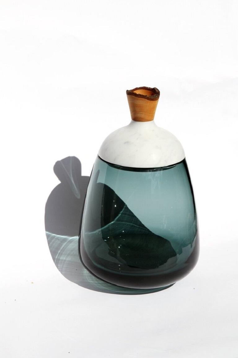 Vaso impilabile Terra blu e marmo, Pia Wüstenberg
Dimensioni: D. 23 x H. 37
Materiali: vetro, legno, marmo
Disponibile in altri colori e nella versione in pietra ollare.

Densa nei toni e nei materiali e allo stesso tempo raffinata nella sua