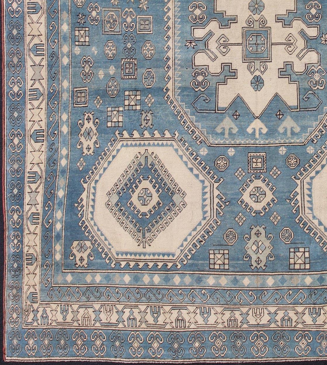 Oushak vintage rug from Turkey with Geometric hooked medallion in blue and cream tones. Keivan Woven Arts / rug EN-165873, country of origin / type: Turkey / Oushak, circa 1930.
Measures: 13' x 15'.
This striking vintage Turkish Oushak rug bears a