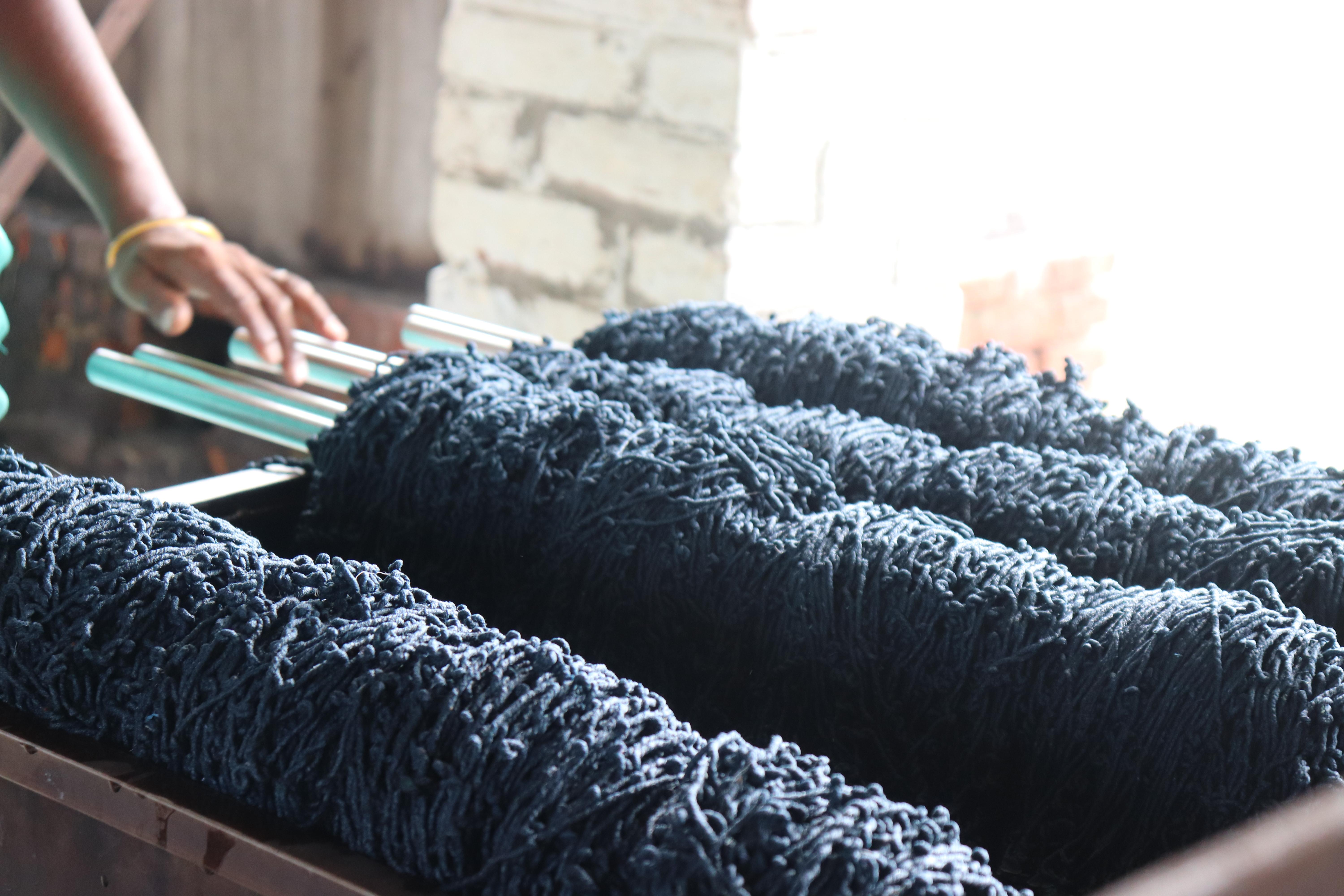 Blauer und ockerfarbener abstrakter Teppich aus Leinen und Wolle mit Mohairmuster, handgeknüpft, Indien im Angebot 3
