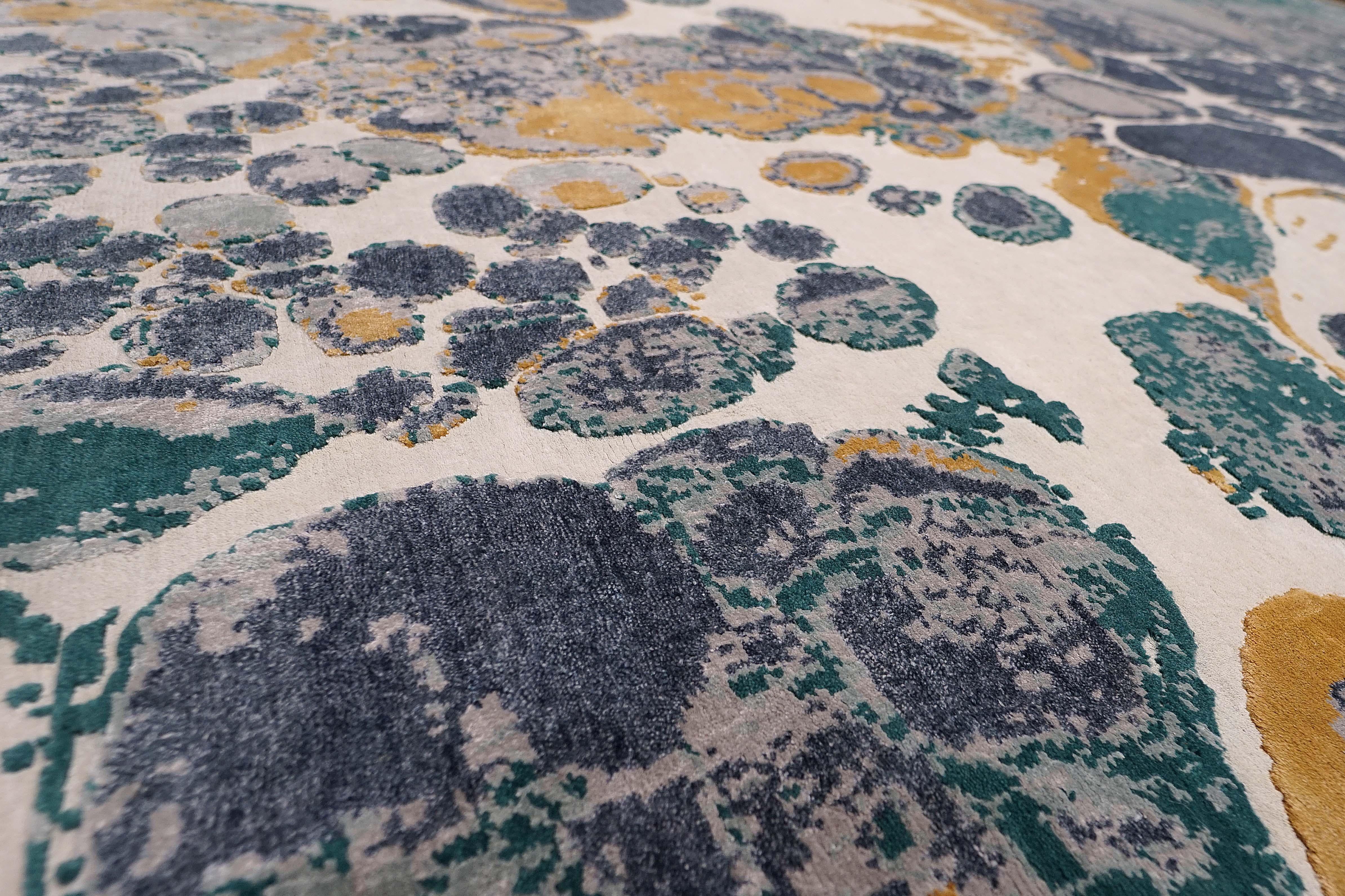 Blauer und ockerfarbener abstrakter Teppich aus Leinen und Wolle mit Mohairmuster, handgeknüpft, Indien (Moderne) im Angebot