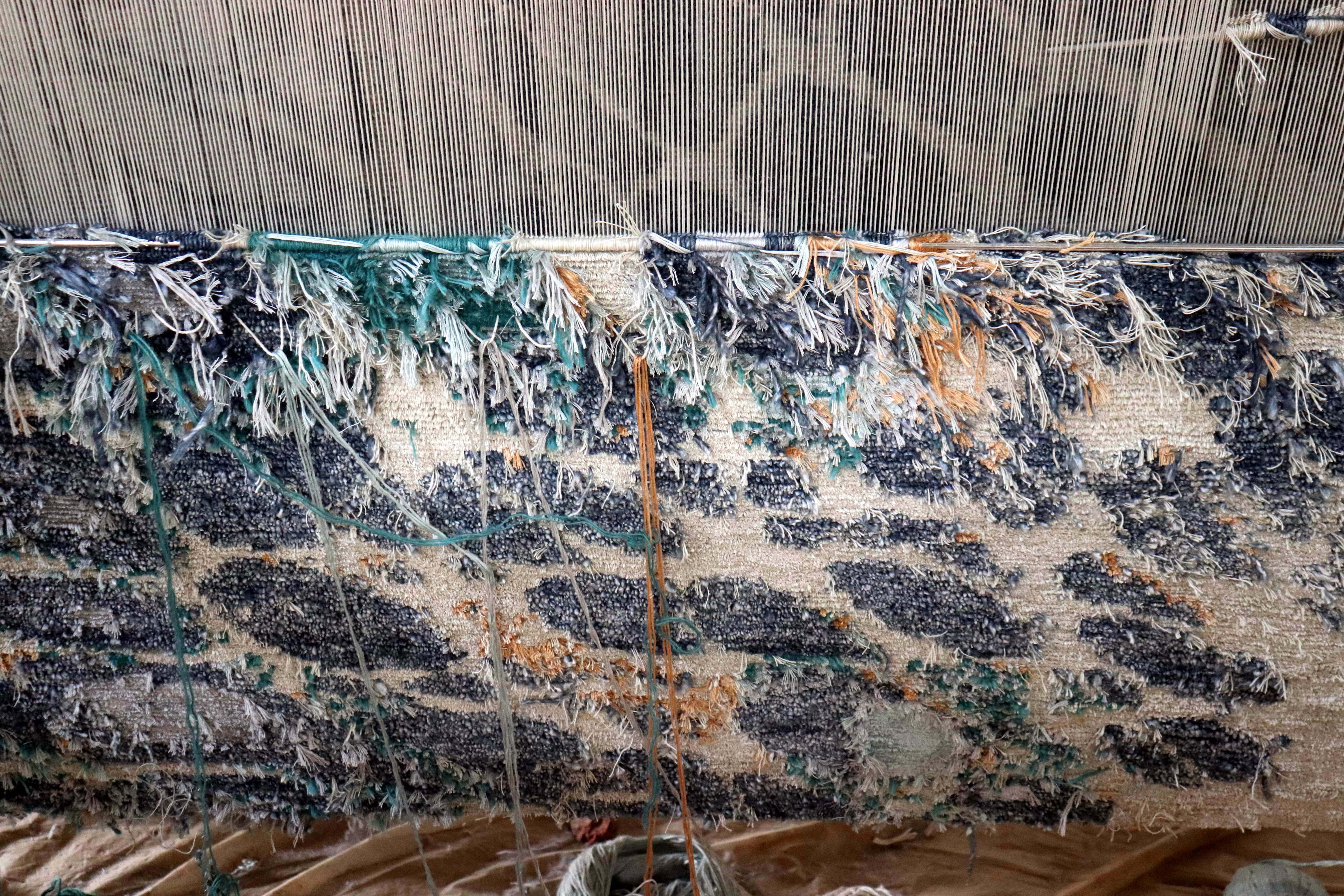 Blauer und ockerfarbener abstrakter Teppich aus Leinen und Wolle mit Mohairmuster, handgeknüpft, Indien (Handgeknüpft) im Angebot
