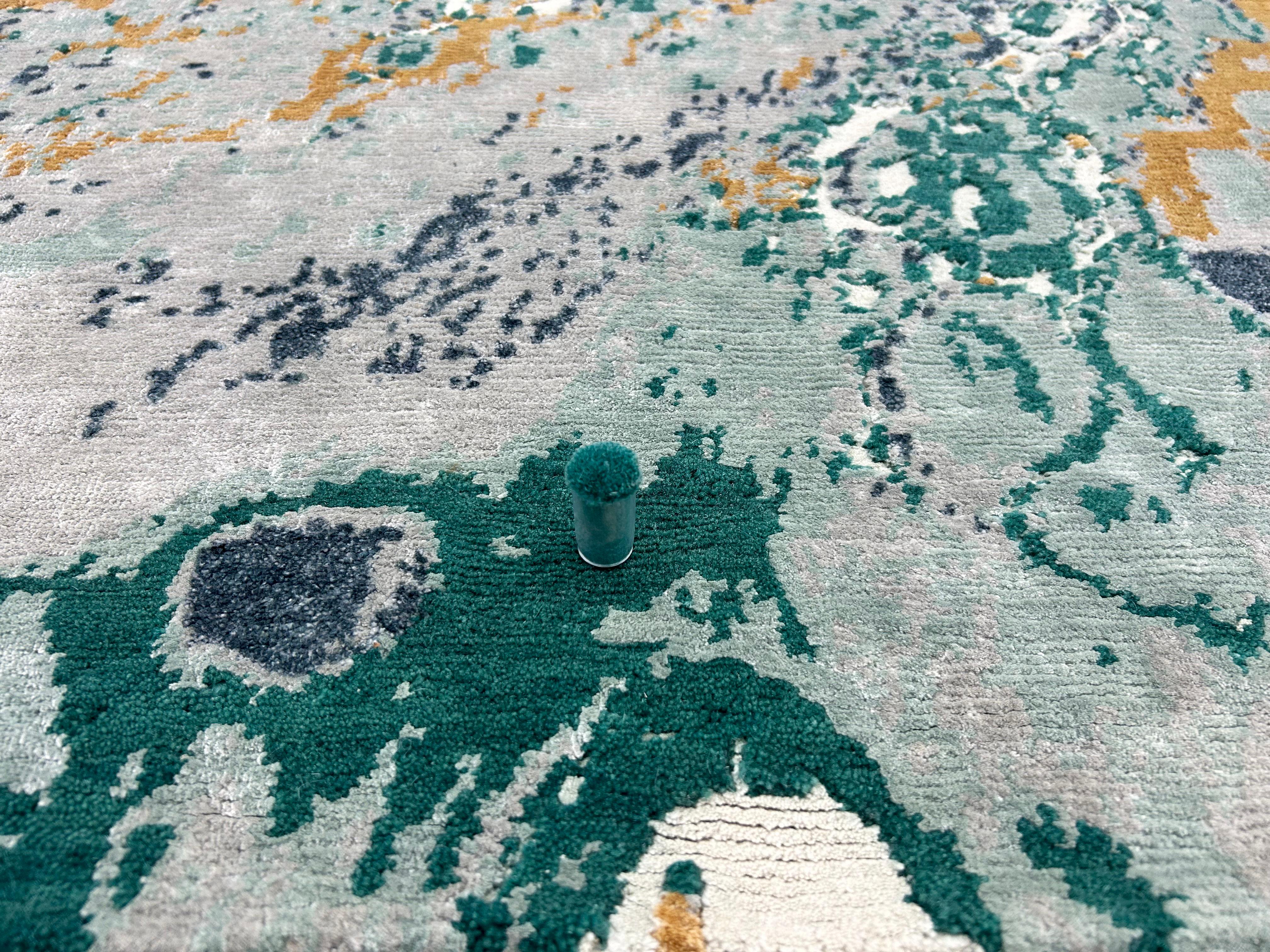 Blauer und ockerfarbener abstrakter Teppich aus Leinen und Wolle mit Mohairmuster, handgeknüpft, Indien im Angebot 1