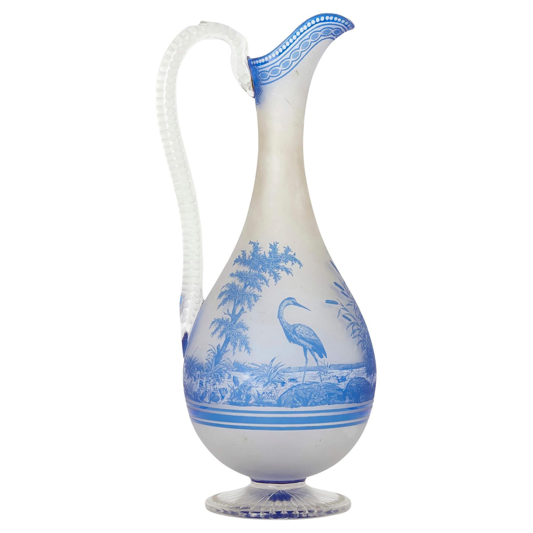 Aiguière en verre buriné bleu et opaque de Baccarat