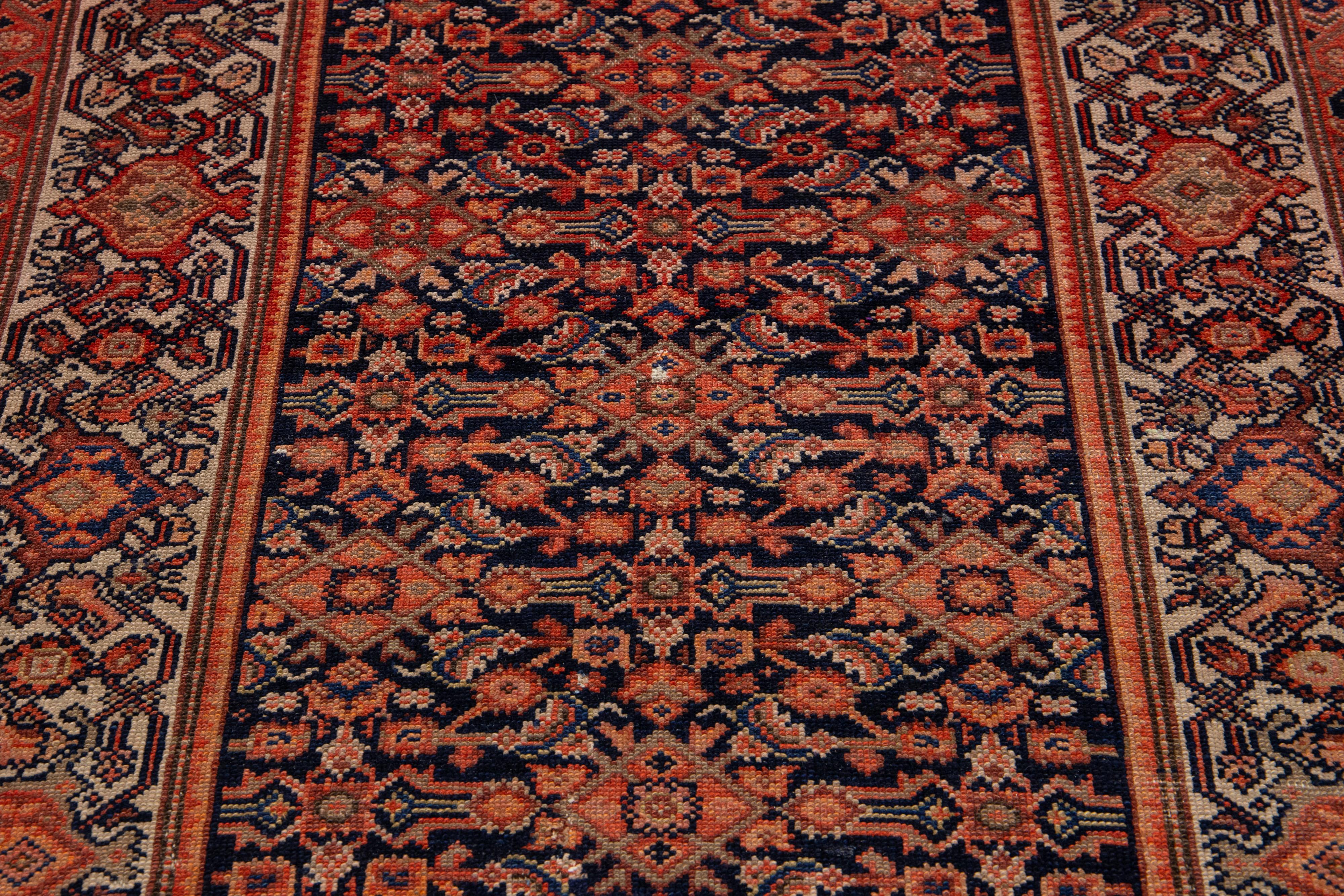 Tapis de couloir Malayer ancien bleu et orange avec motif floral sur toute la surface en vente 3