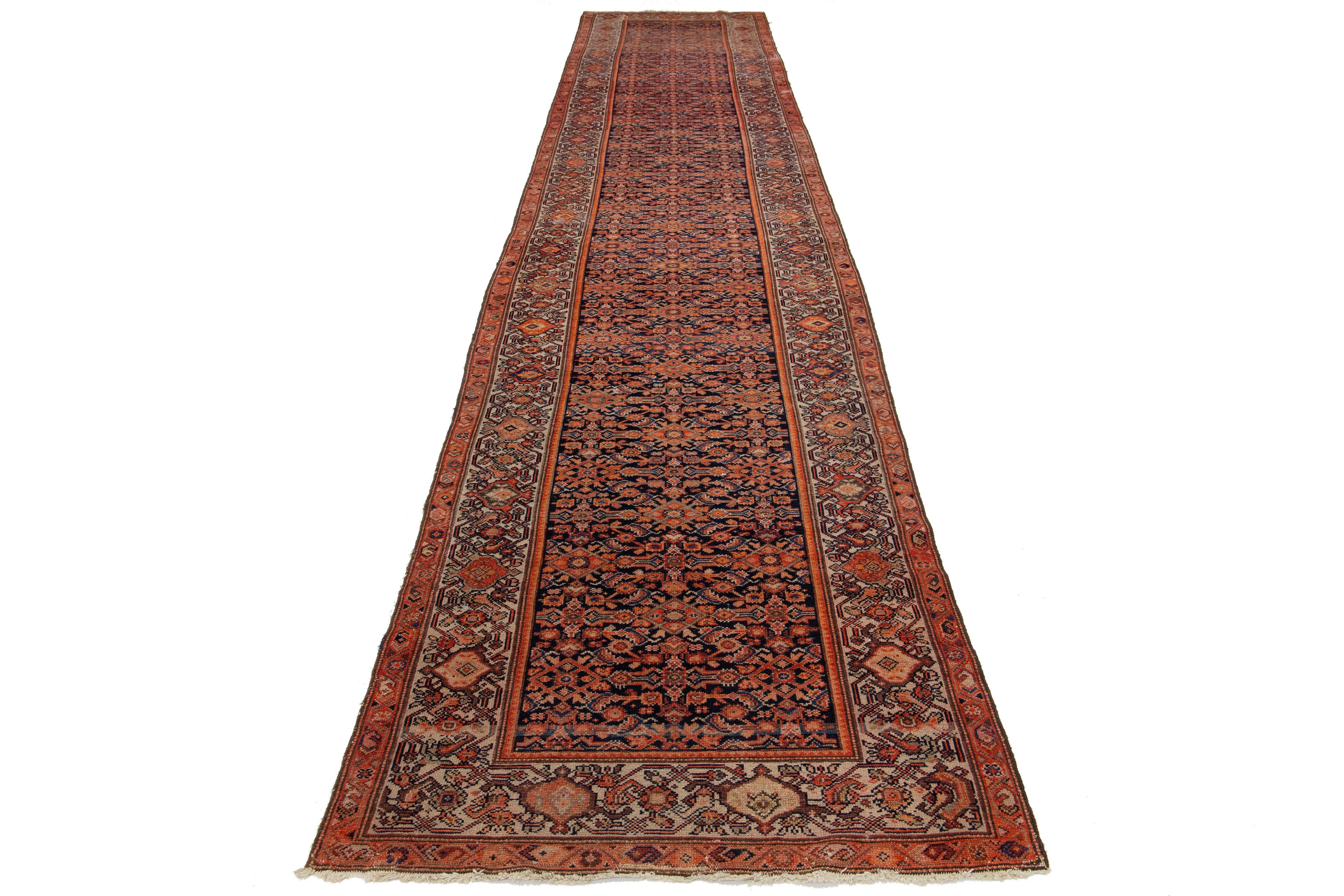 Il s'agit d'un tapis persan en laine de Malayer fait à la main et datant du 20e siècle. Le motif présente un champ bleu marine avec des accents orange, beige et marron.

Ce tapis mesure 3'4'' x 17'7''.

.