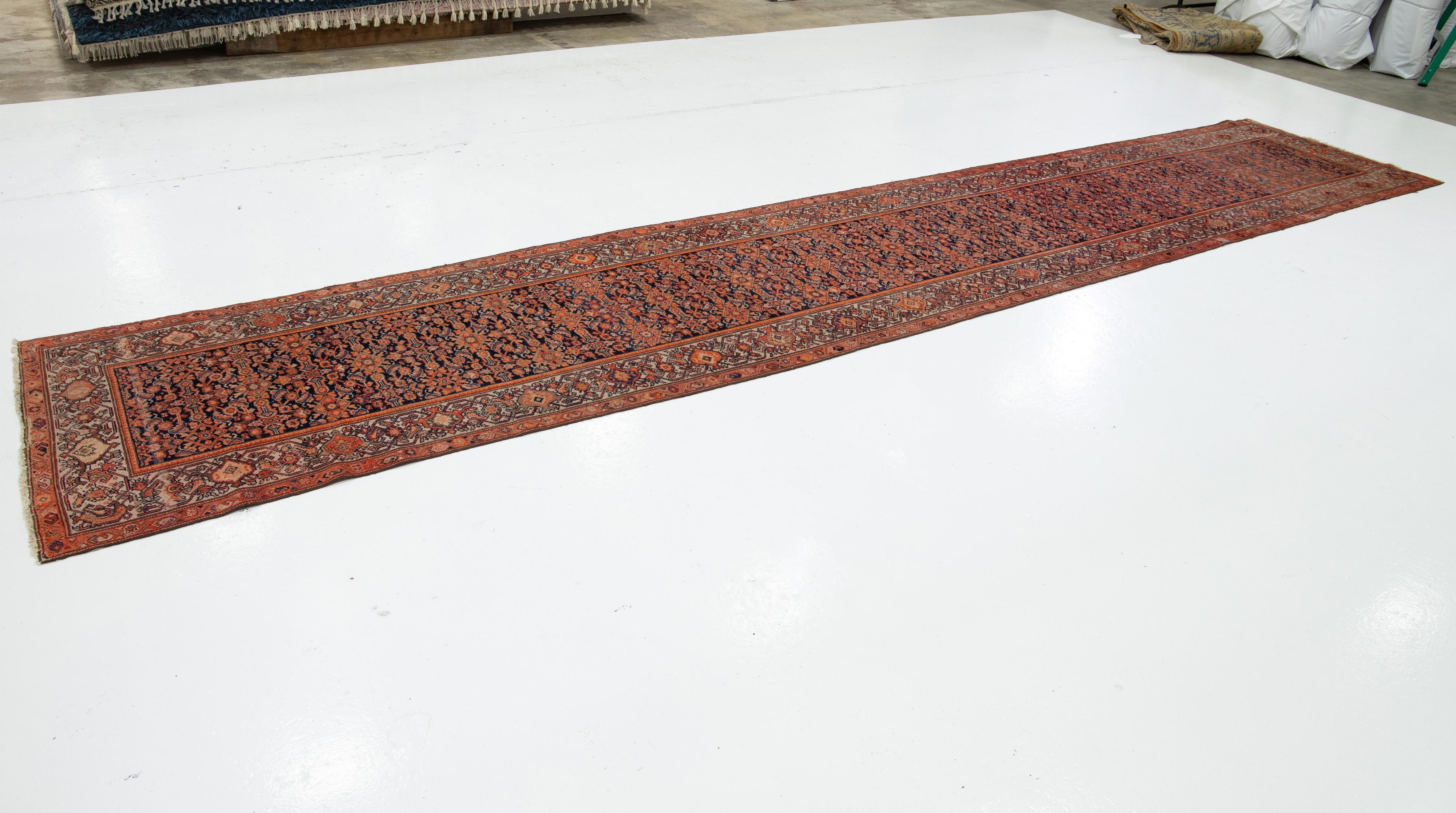 Perse Tapis de couloir Malayer ancien bleu et orange avec motif floral sur toute la surface en vente
