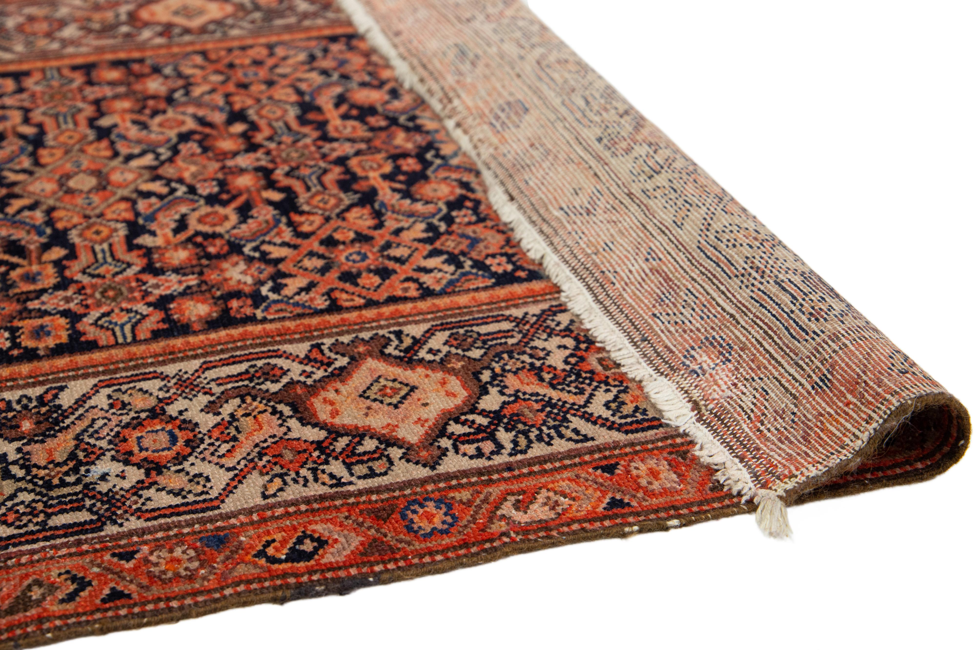 Noué à la main Tapis de couloir Malayer ancien bleu et orange avec motif floral sur toute la surface en vente
