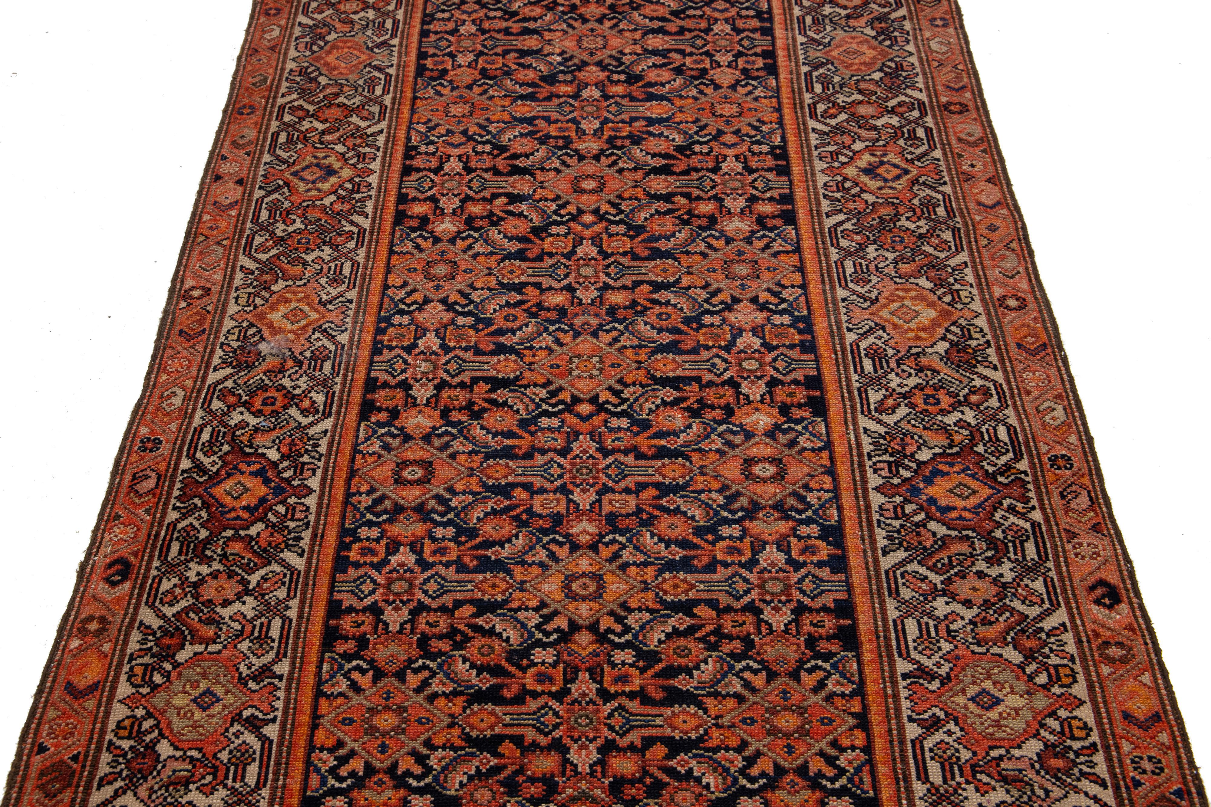 Tapis de couloir Malayer ancien bleu et orange avec motif floral sur toute la surface en vente 2