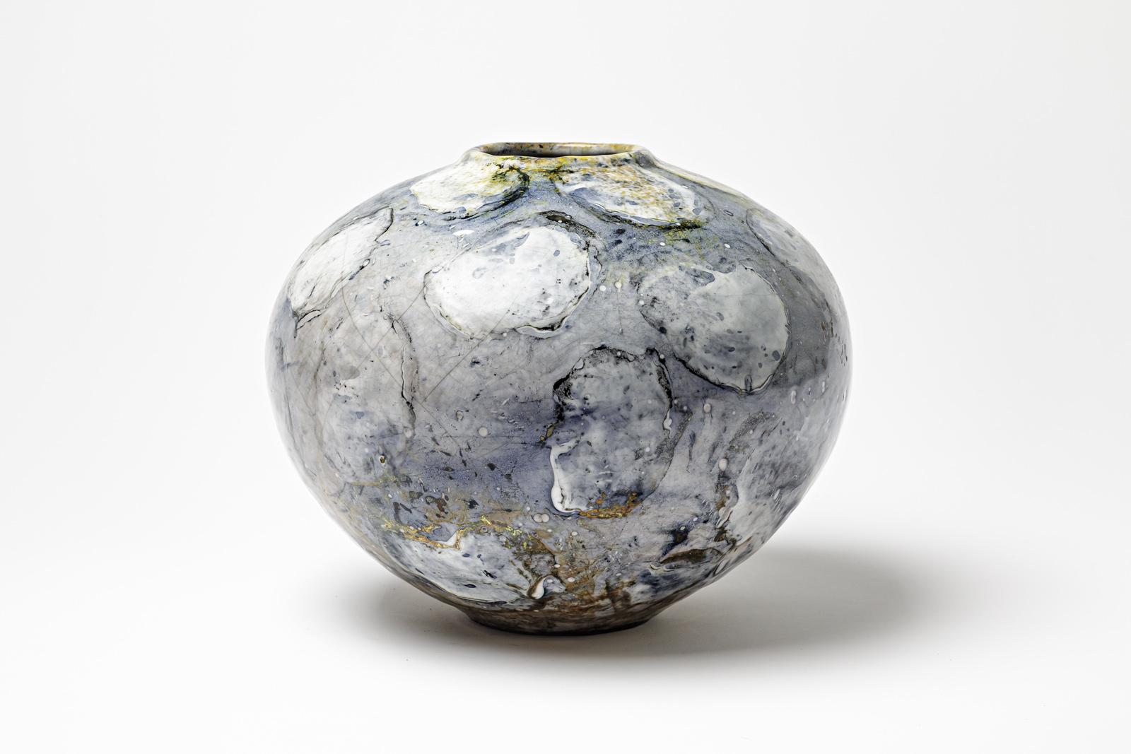 Vaso in ceramica smaltata blu e bianco perlato di Gisèle Buthod-Garçon.
Raku ha sparato. Monogramma dell'artista e firma sotto la base. Circa 1980-1990. 
H. : 9,6' x 10,2' pollici.