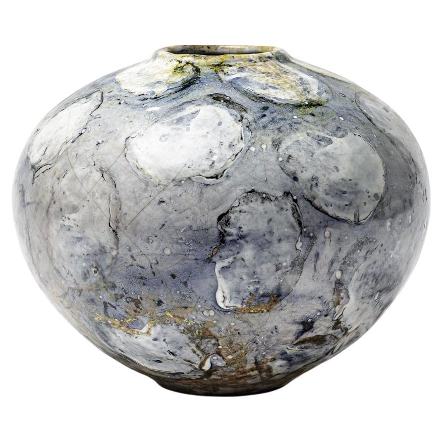 Vase en céramique émaillée bleu et blanc nacré de Gisèle Buthod-Garçon, vers 1980-90. en vente