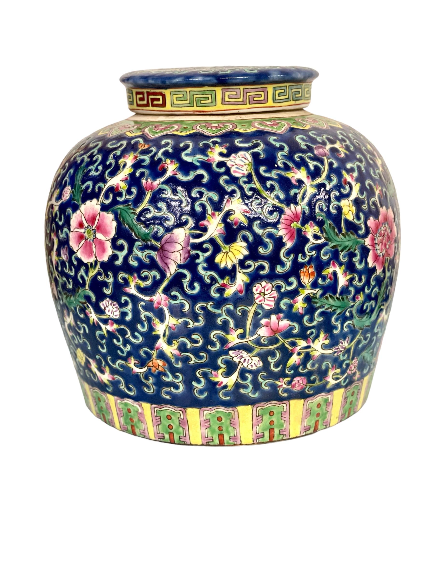 Blue and Pink Chinese Enamelled Porcelain Ginger Lidded Jar, Famille Rose In Good Condition For Sale In LA CIOTAT, FR