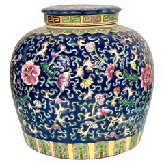 Blaues und rosafarbenes chinesisches Ingwerglas aus emailliertem Porzellan mit Deckel, Famille Rose