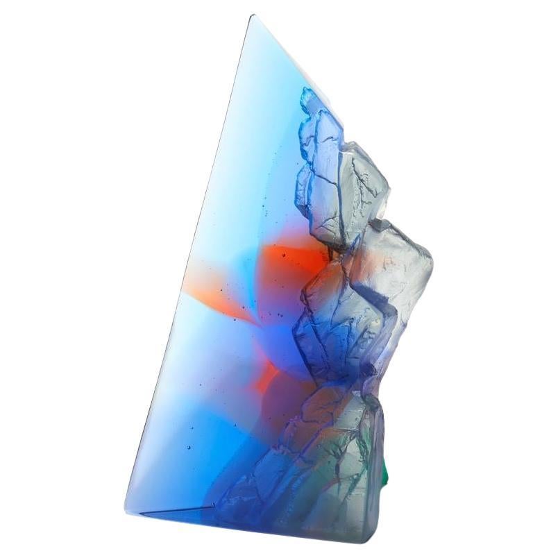 Blue and Pink Cliff, una scultura in vetro fuso di Crispian Heath