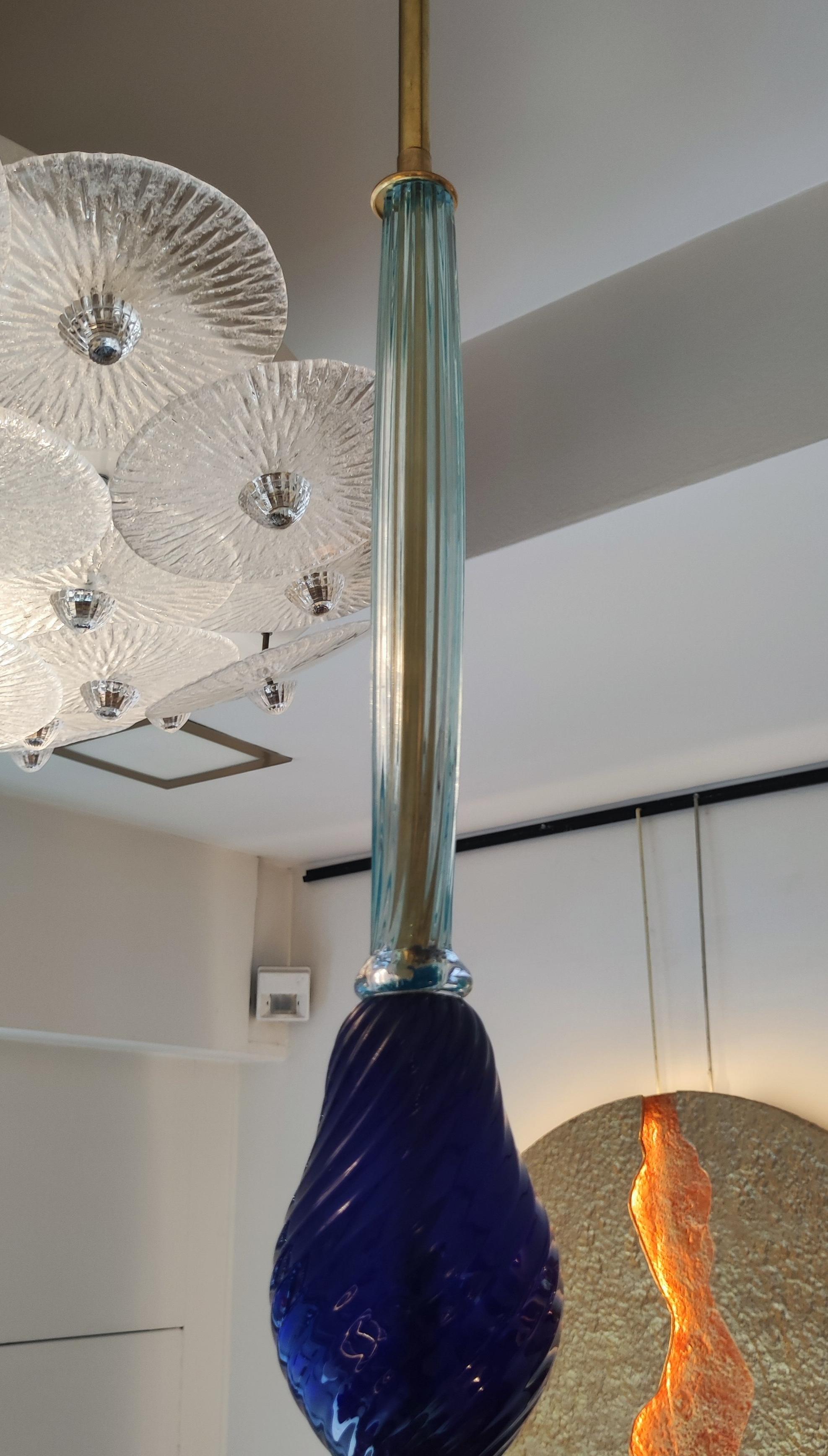 Pendentif en verre de Murano bleu et rose.
Coupe seule : 22 cm, une ampoule E27 (câblée pour l'Europe et les USA)