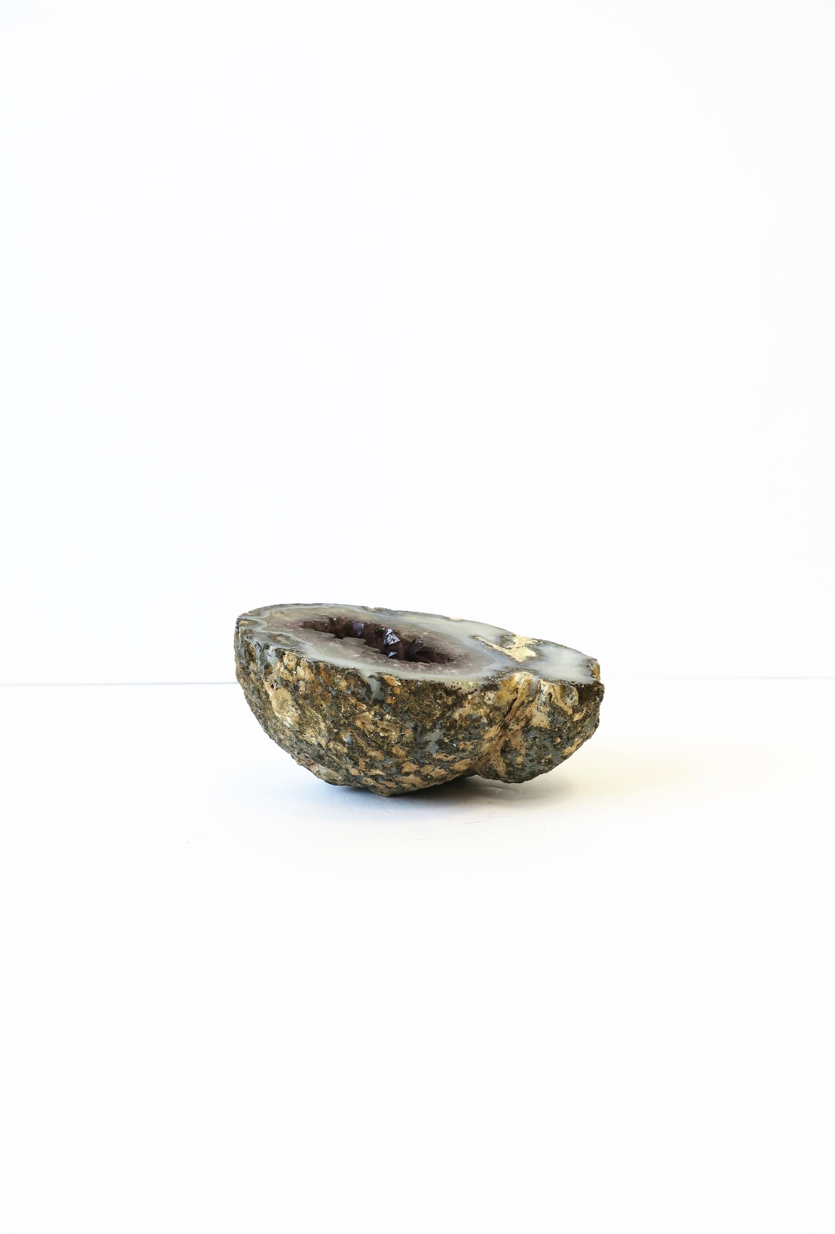 Dekoratives Objekt oder Briefbeschwerer mit lila Amethyst-Geode in Violett (Organische Moderne) im Angebot