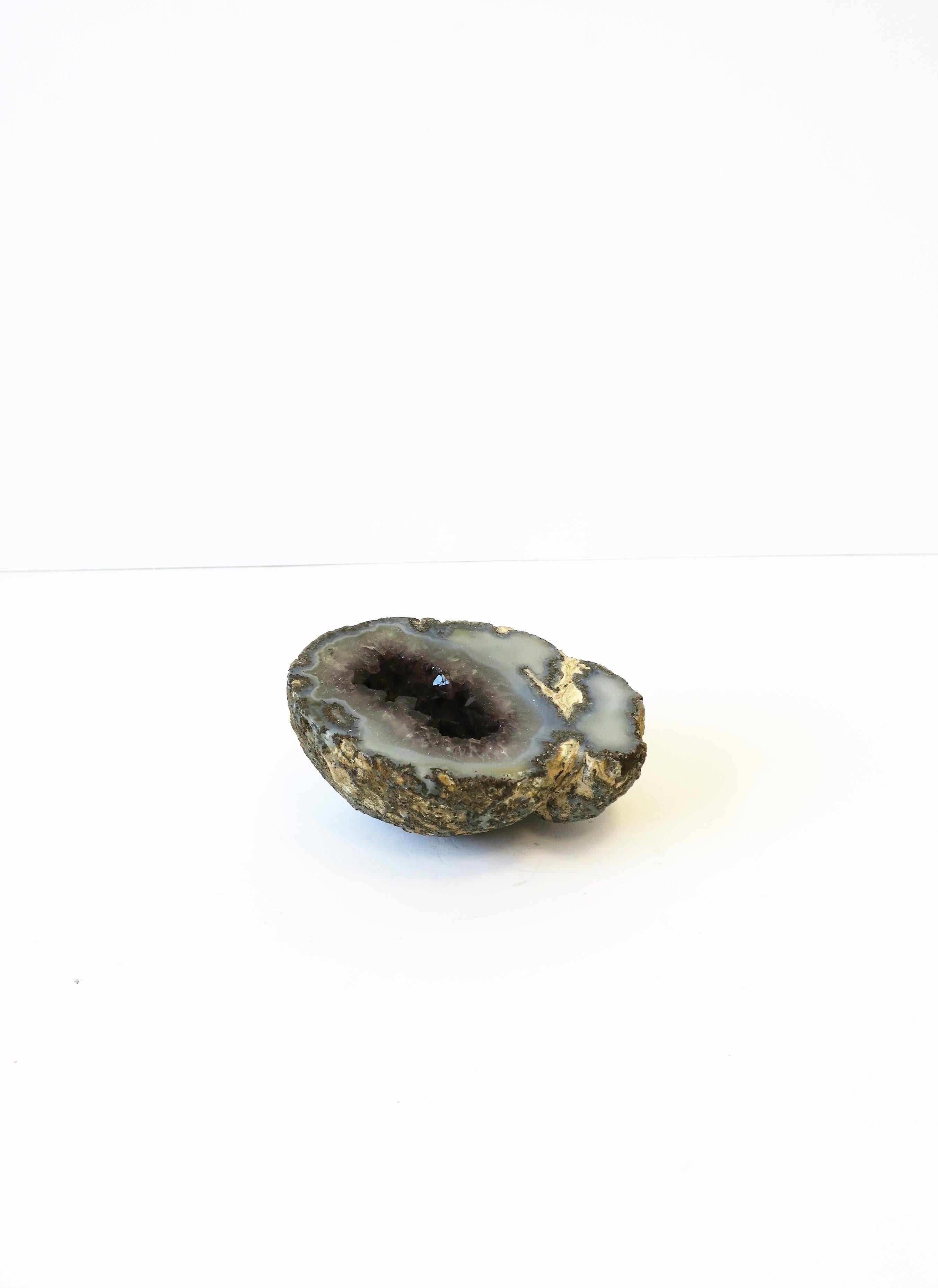 Dekoratives Objekt oder Briefbeschwerer mit lila Amethyst-Geode in Violett im Zustand „Gut“ im Angebot in New York, NY