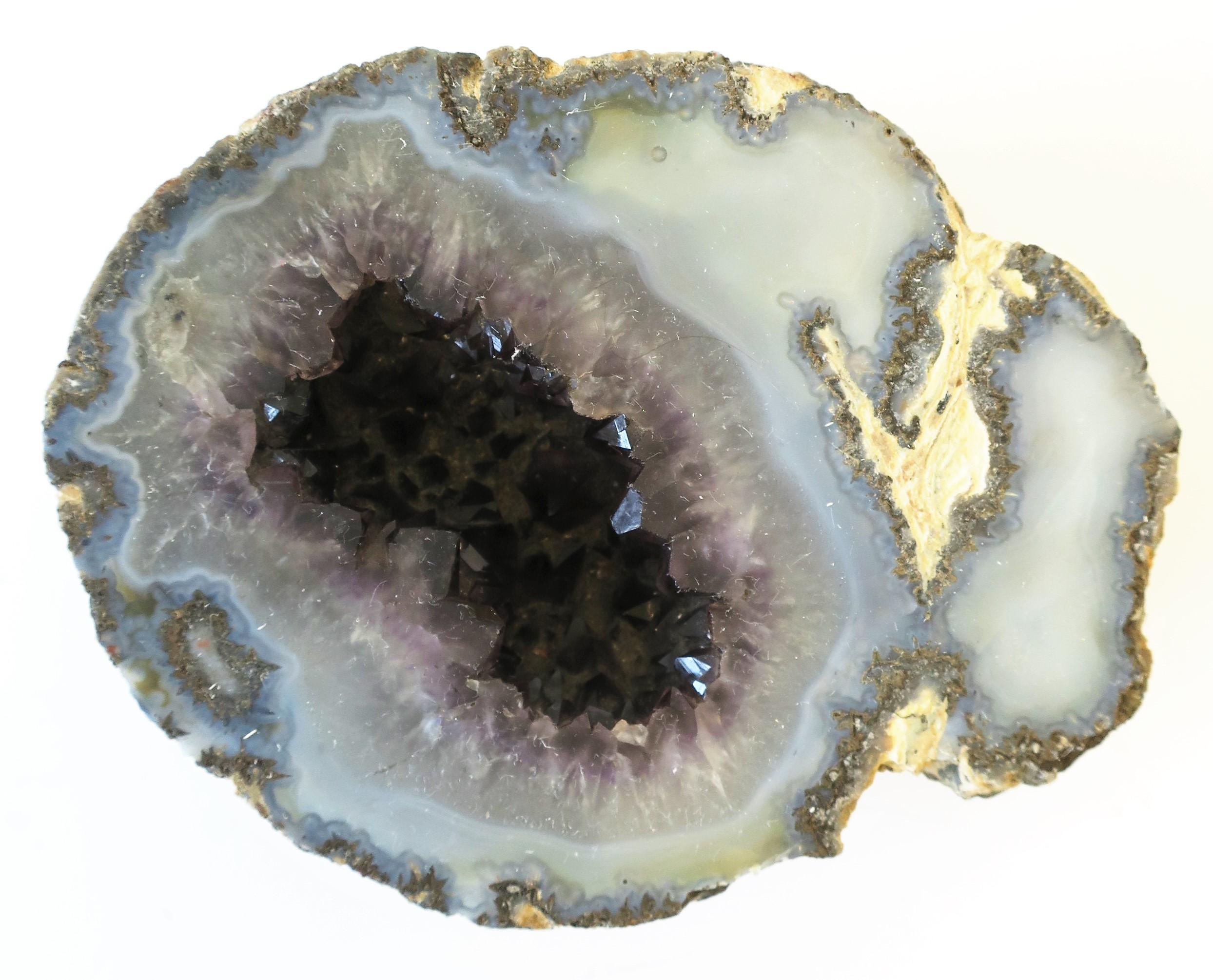 Dekoratives Objekt oder Briefbeschwerer mit lila Amethyst-Geode in Violett im Angebot 3