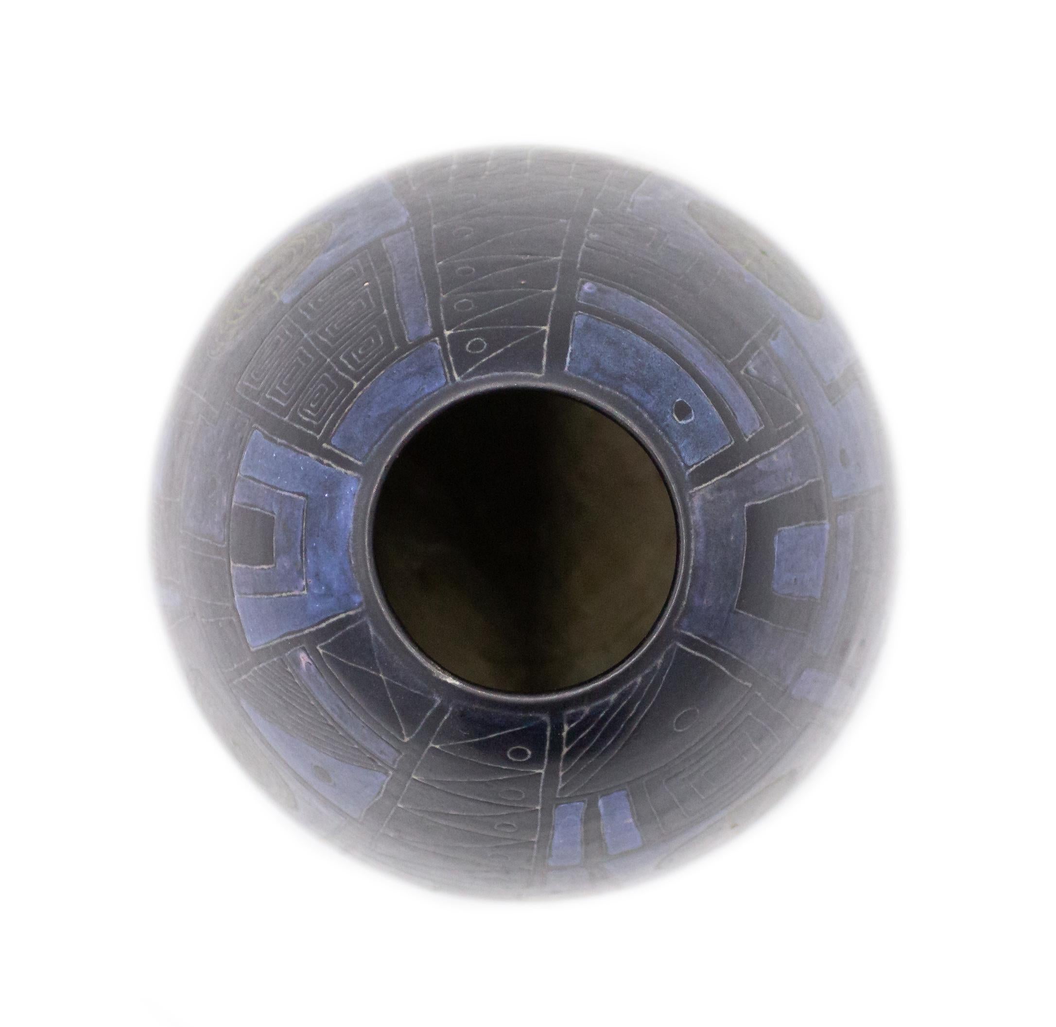 Vaso Art Deco (forse francese) di forma cilindrica affusolata di colore blu e viola con un disegno geometrico.
