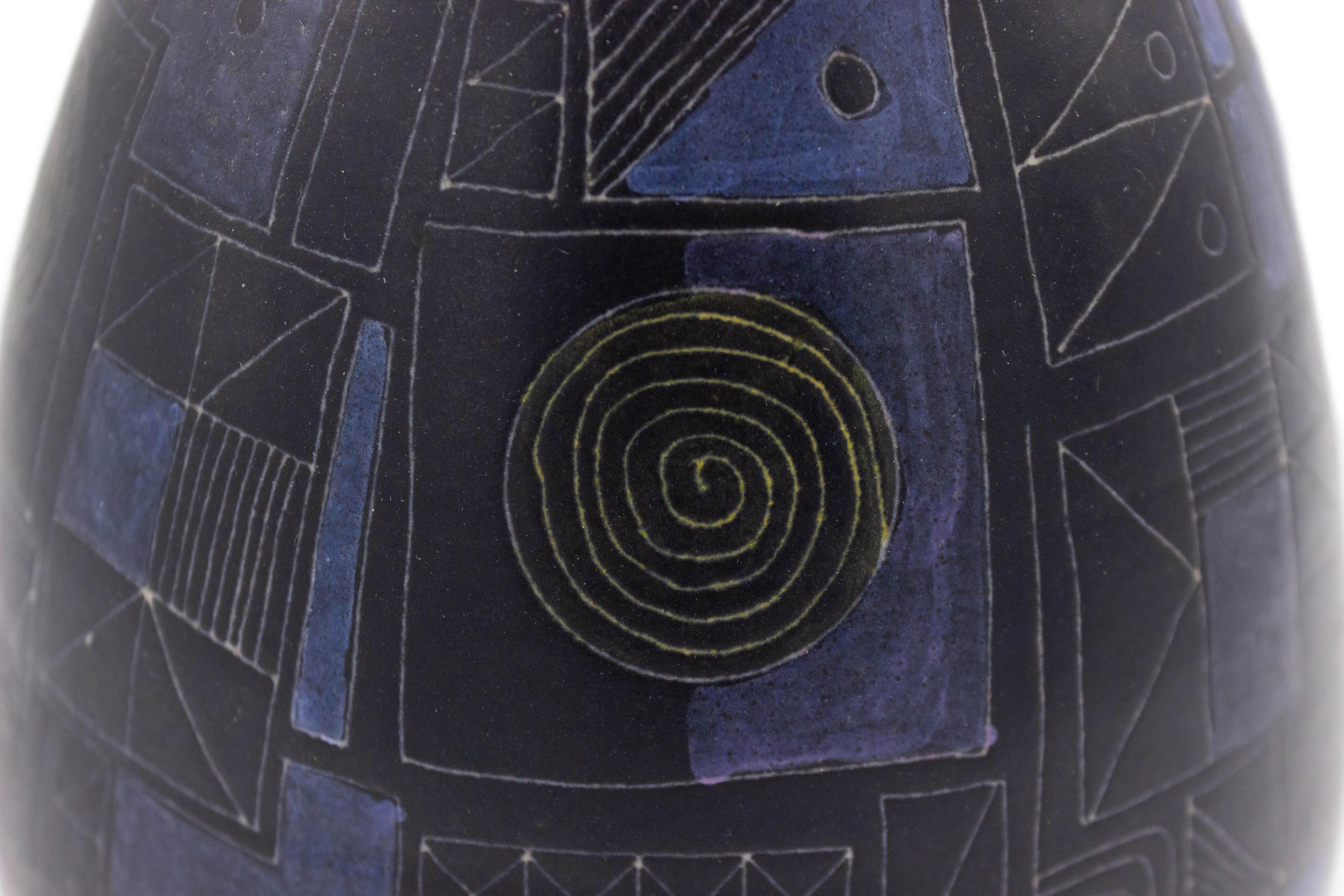 Dipinto Vaso in ceramica dal design geometrico blu e viola in vendita