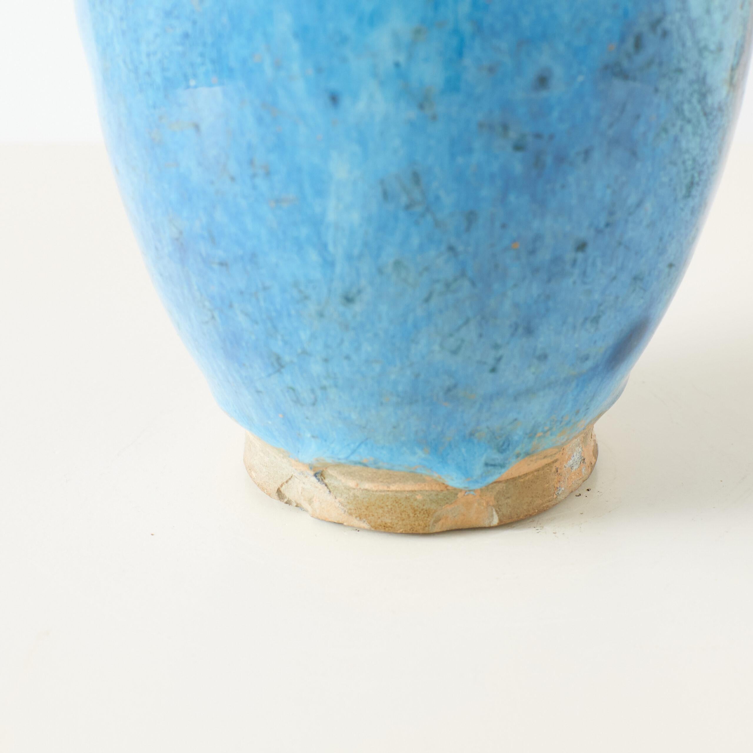 Vase en porcelaine bleu et violet en forme de poire Bon état - En vente à San Francisco, CA