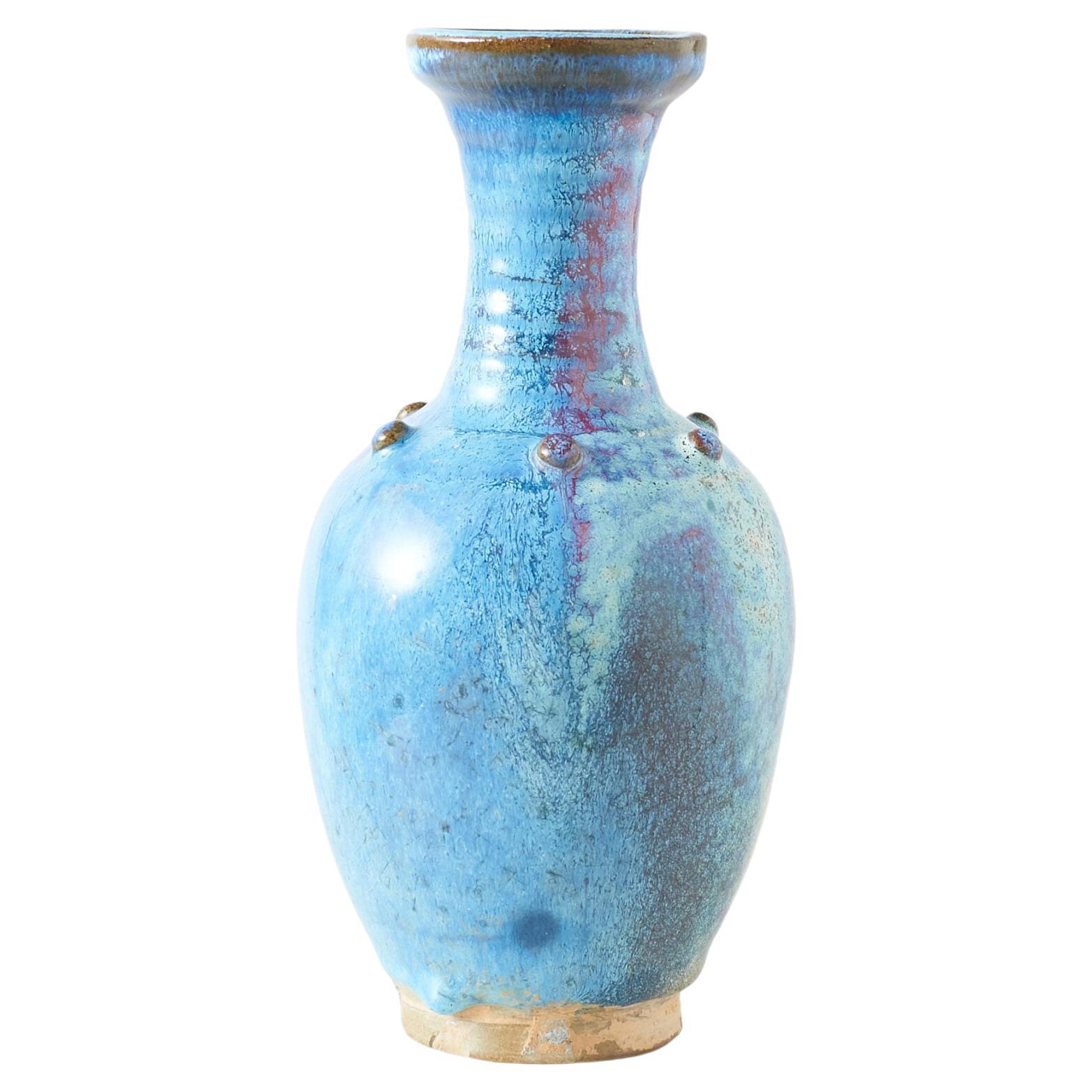 Blaue und lilafarbene Porzellanvase in Birnenform