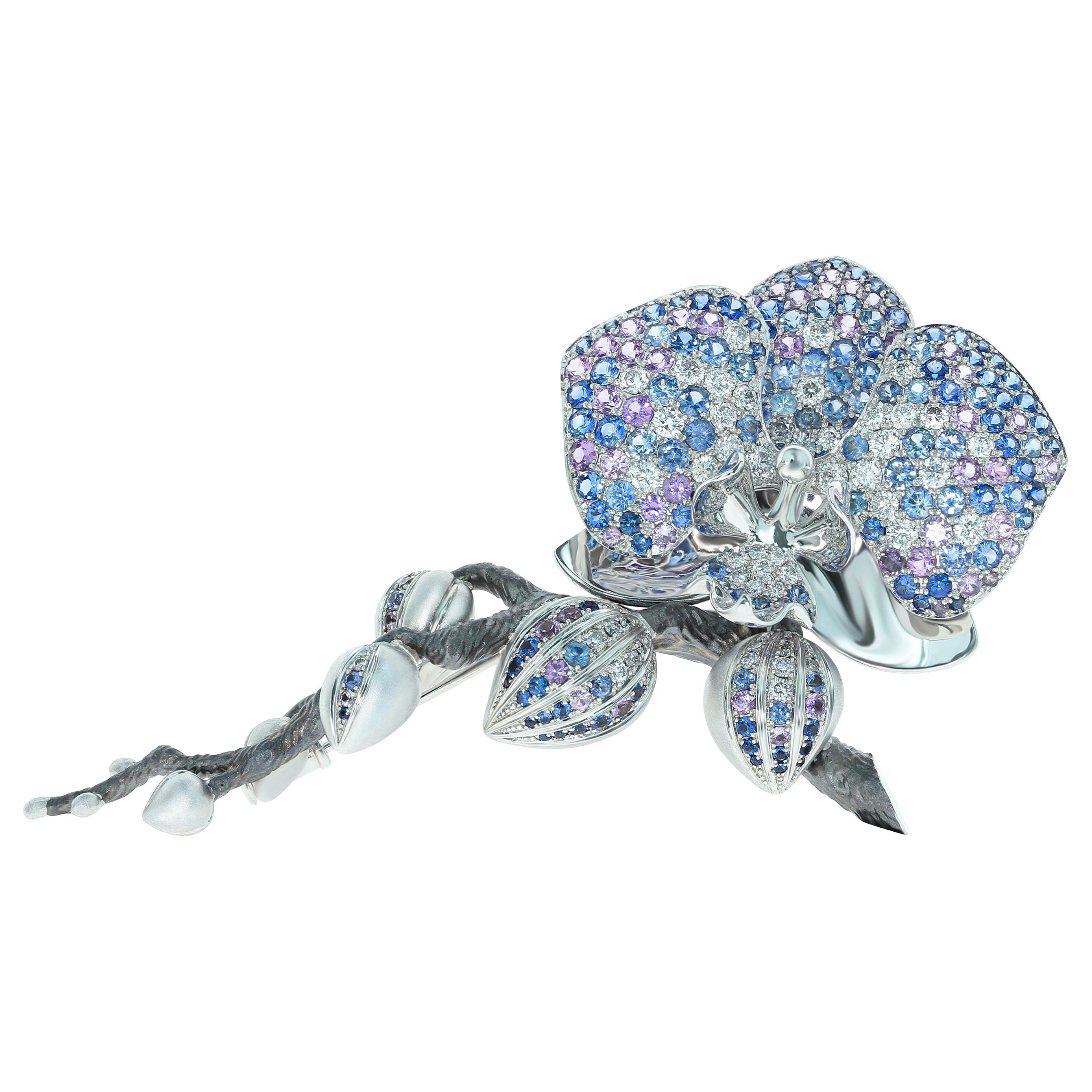 Orchideenbrosche mit blauen und lila Saphiren und Diamanten aus 18 Karat Weißgold im Angebot