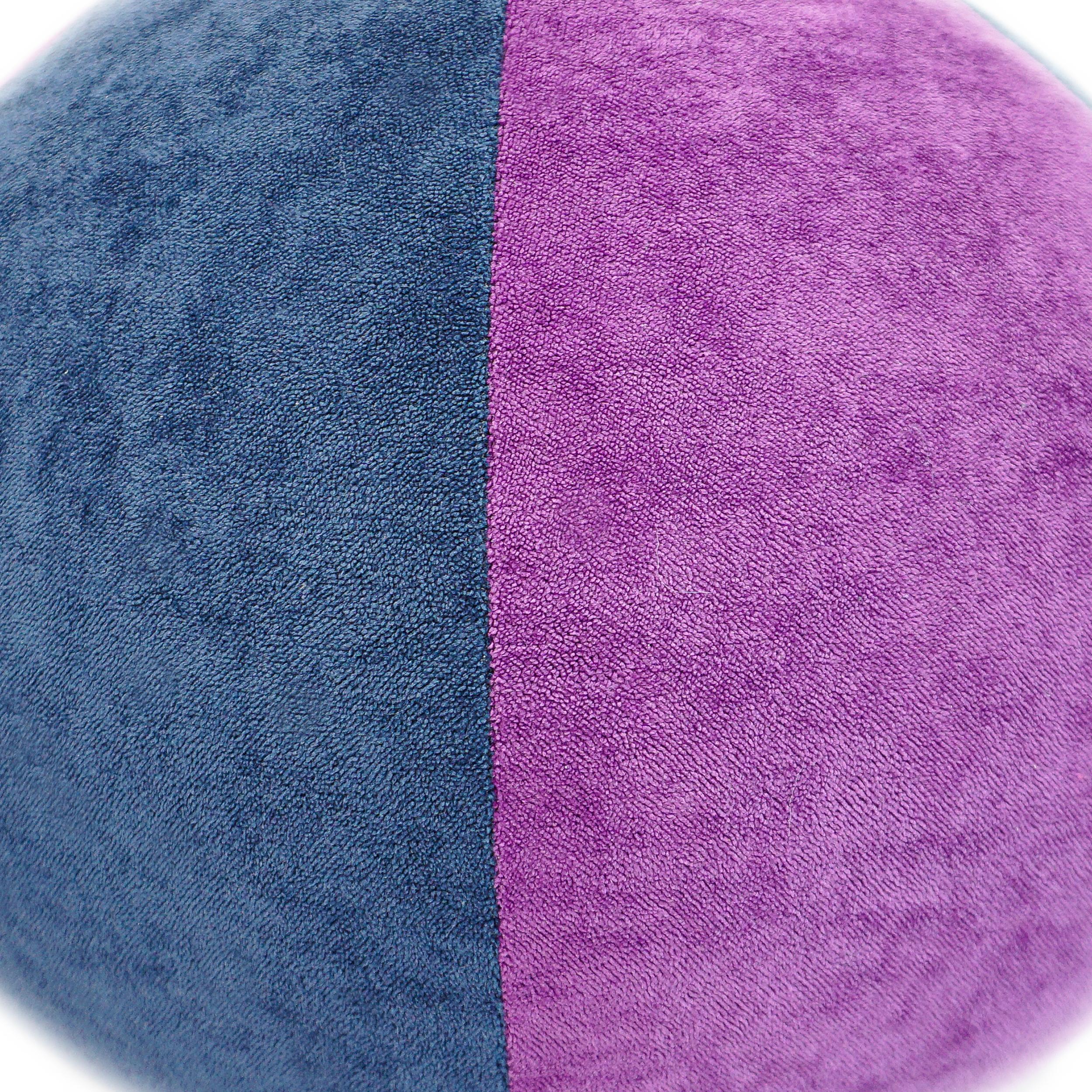 Oreiller à boules en velours bleu et violet  en vente 3