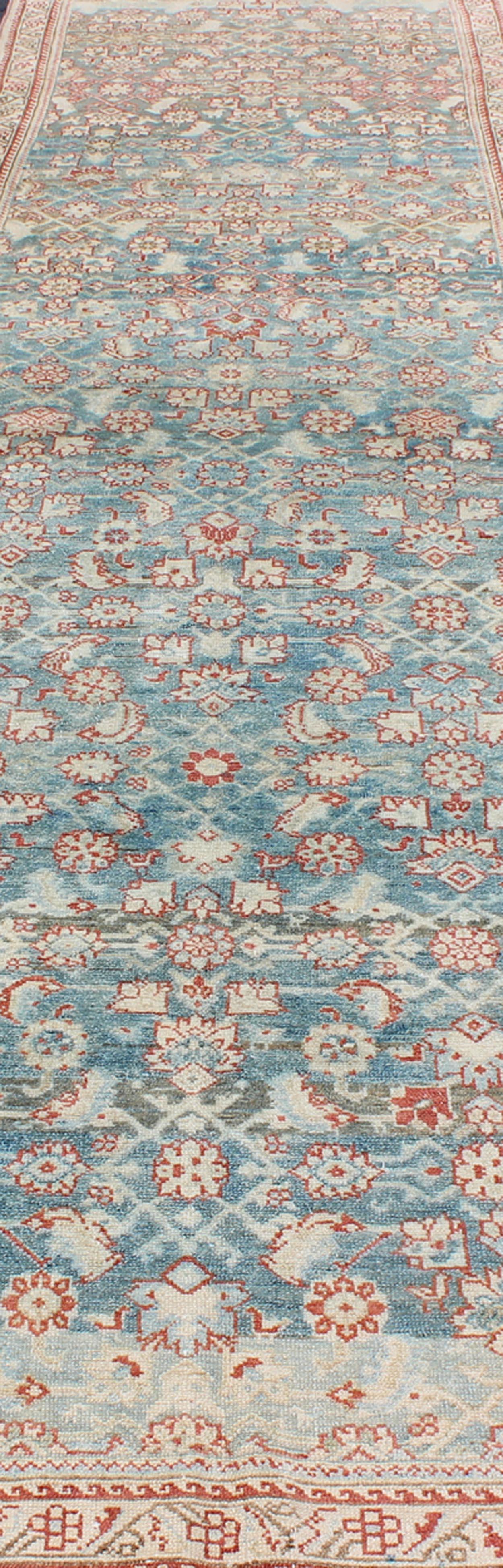 Long tapis de couloir persan ancien Malayer bleu et rouge à motifs géométriques sous-jacents en vente 4