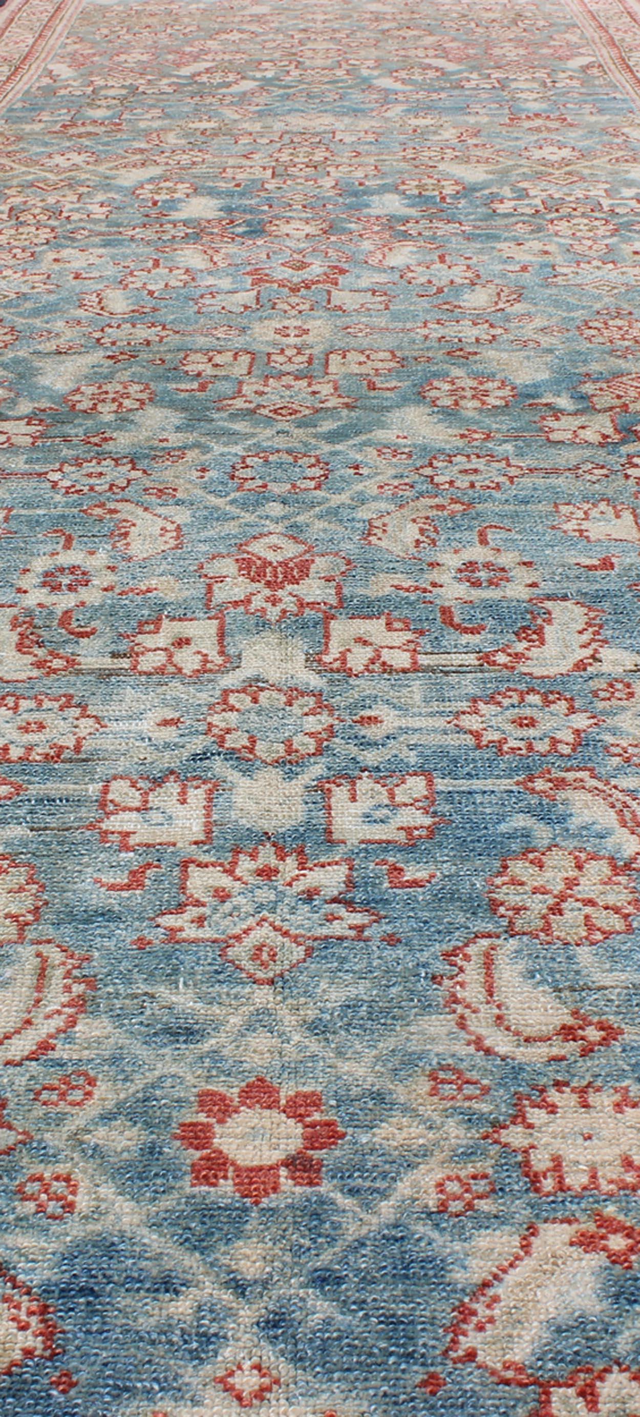 Long tapis de couloir persan ancien Malayer bleu et rouge à motifs géométriques sous-jacents en vente 5