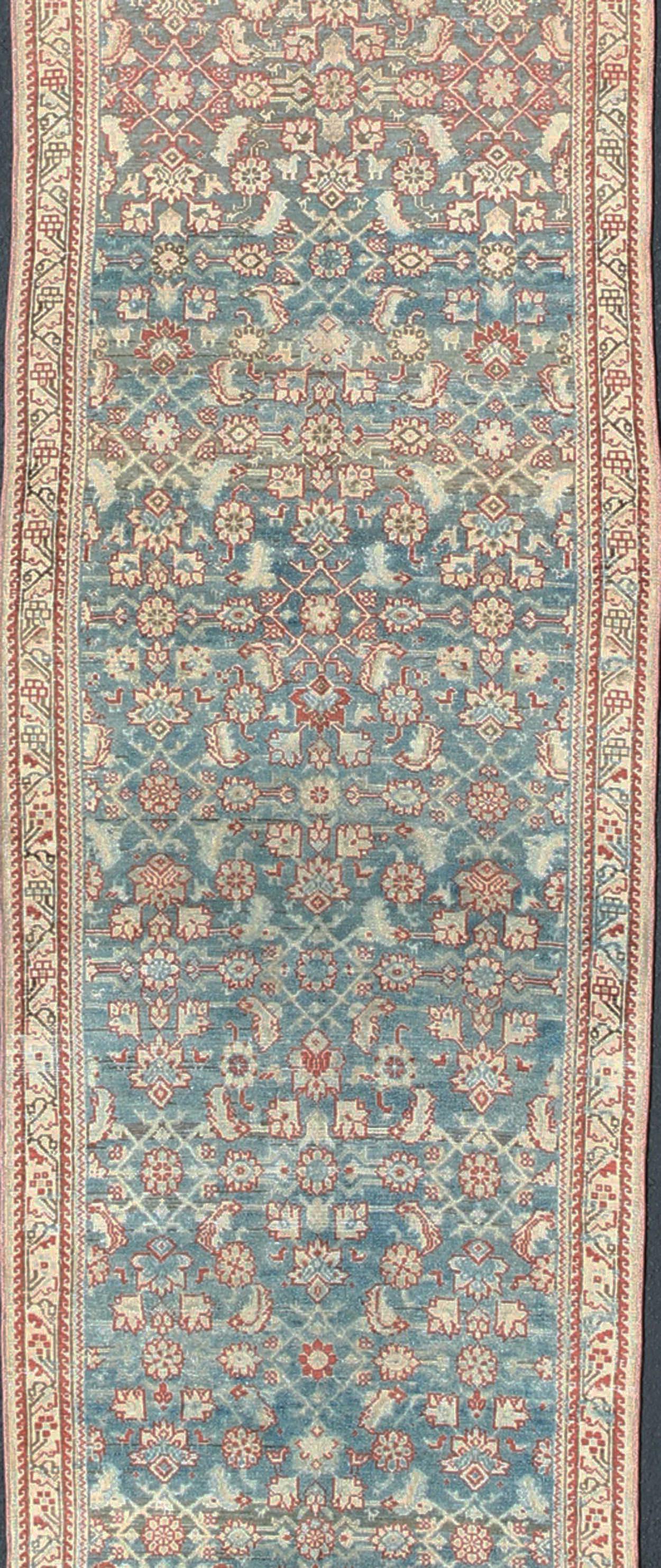 Perse Long tapis de couloir persan ancien Malayer bleu et rouge à motifs géométriques sous-jacents en vente