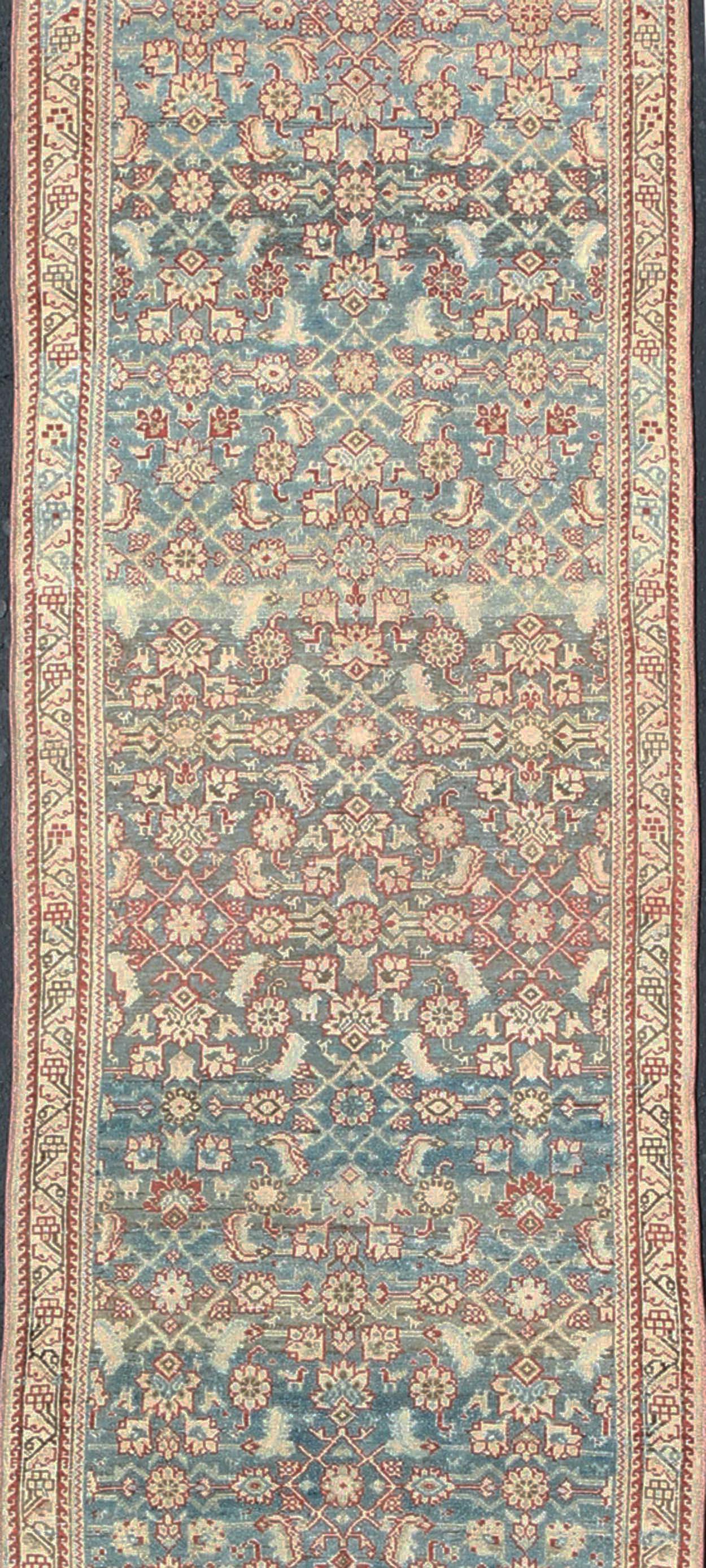 Noué à la main Long tapis de couloir persan ancien Malayer bleu et rouge à motifs géométriques sous-jacents en vente
