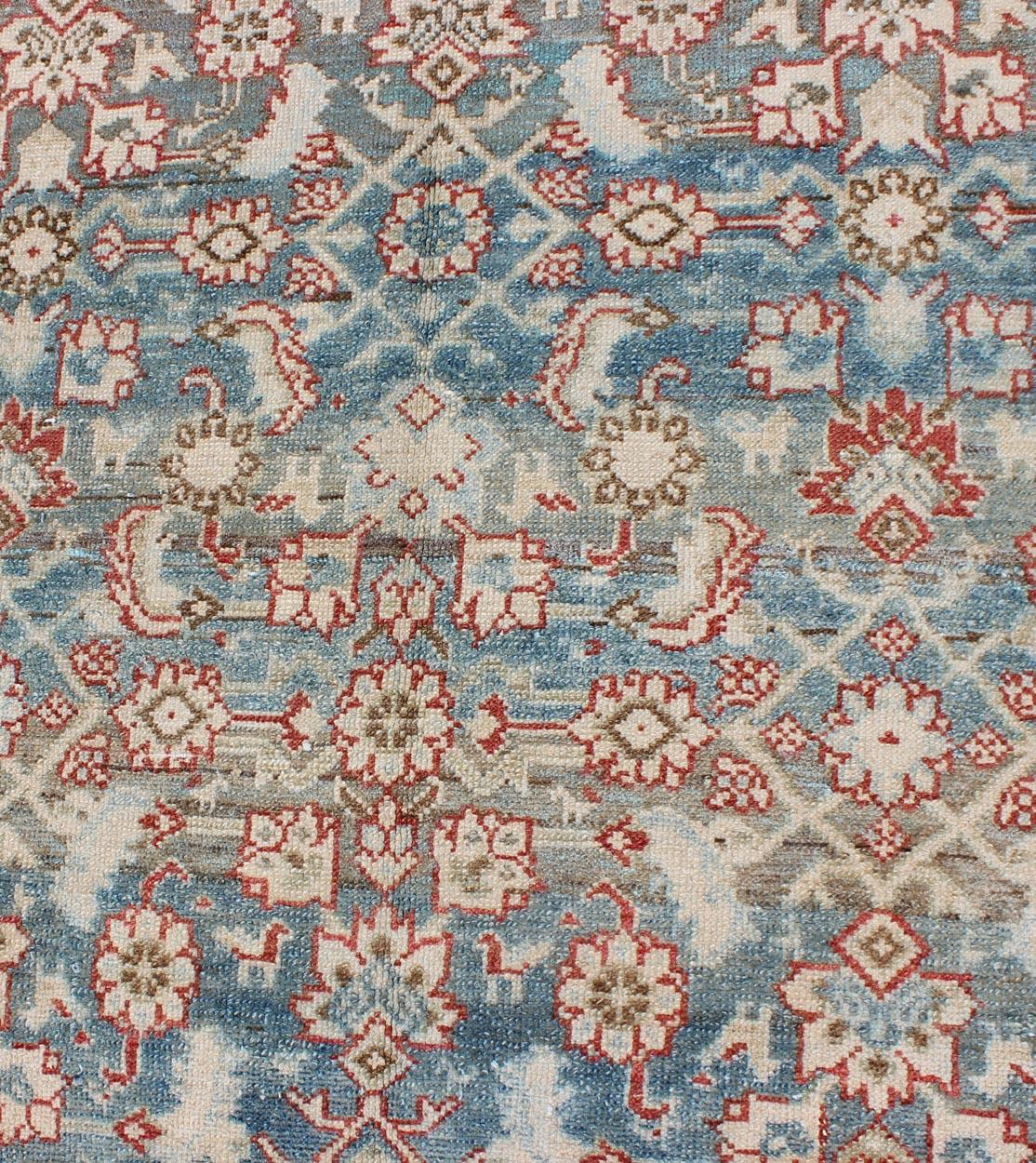 Début du 20ème siècle Long tapis de couloir persan ancien Malayer bleu et rouge à motifs géométriques sous-jacents en vente