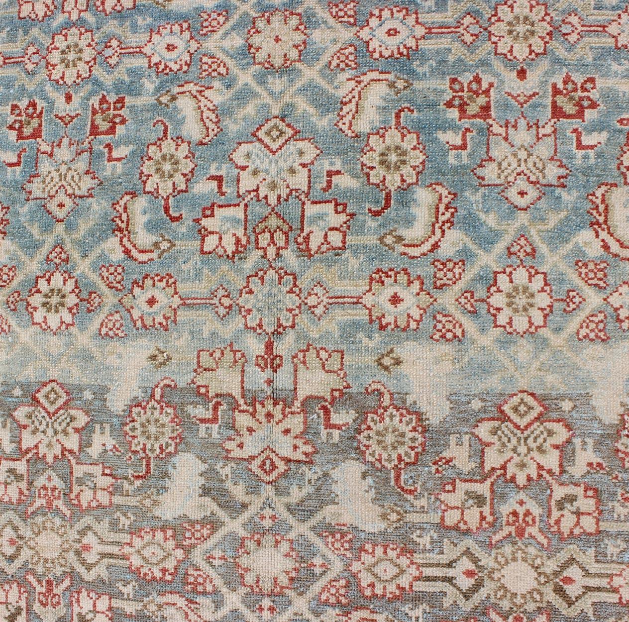 Laine Long tapis de couloir persan ancien Malayer bleu et rouge à motifs géométriques sous-jacents en vente