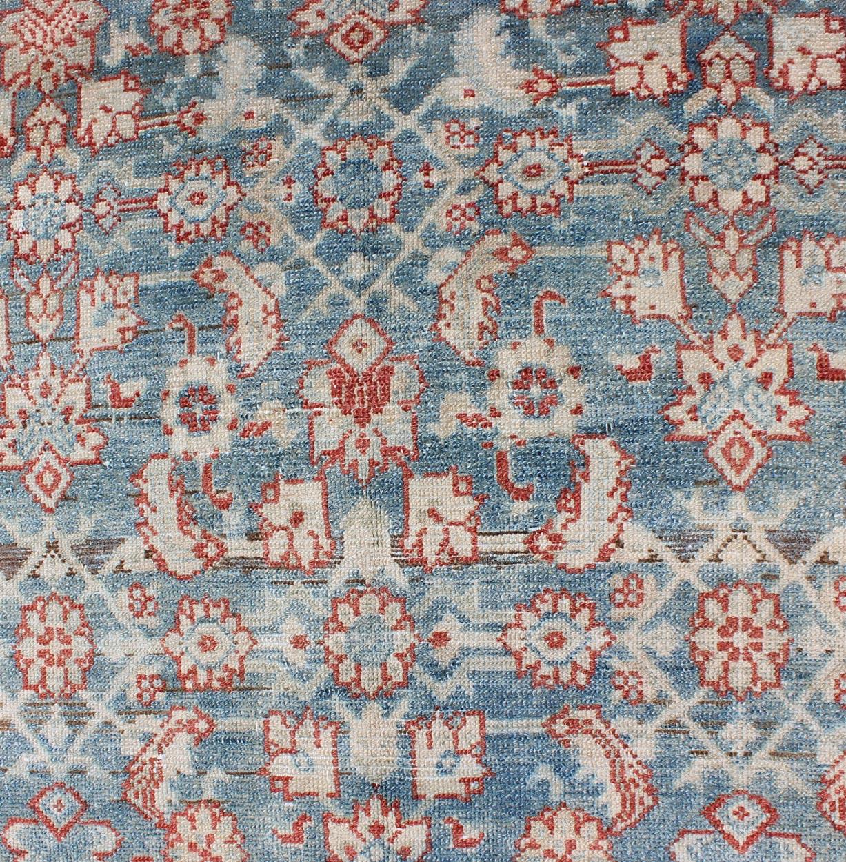 Long tapis de couloir persan ancien Malayer bleu et rouge à motifs géométriques sous-jacents en vente 1