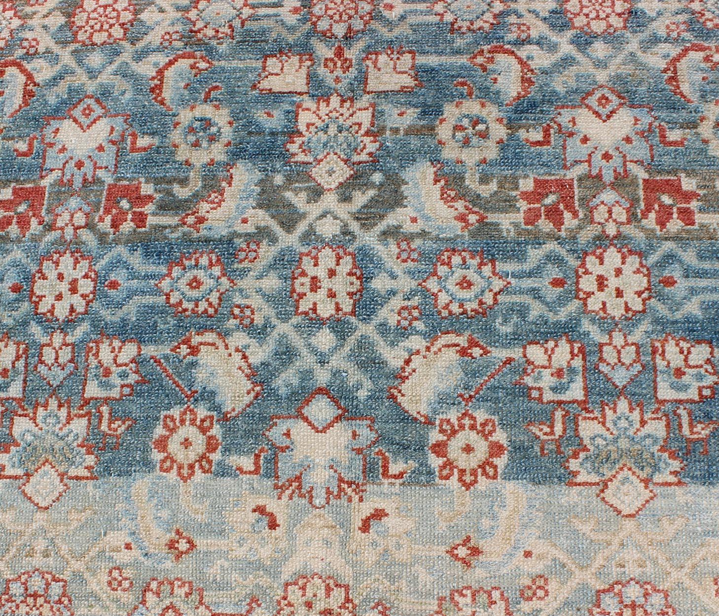 Long tapis de couloir persan ancien Malayer bleu et rouge à motifs géométriques sous-jacents en vente 2