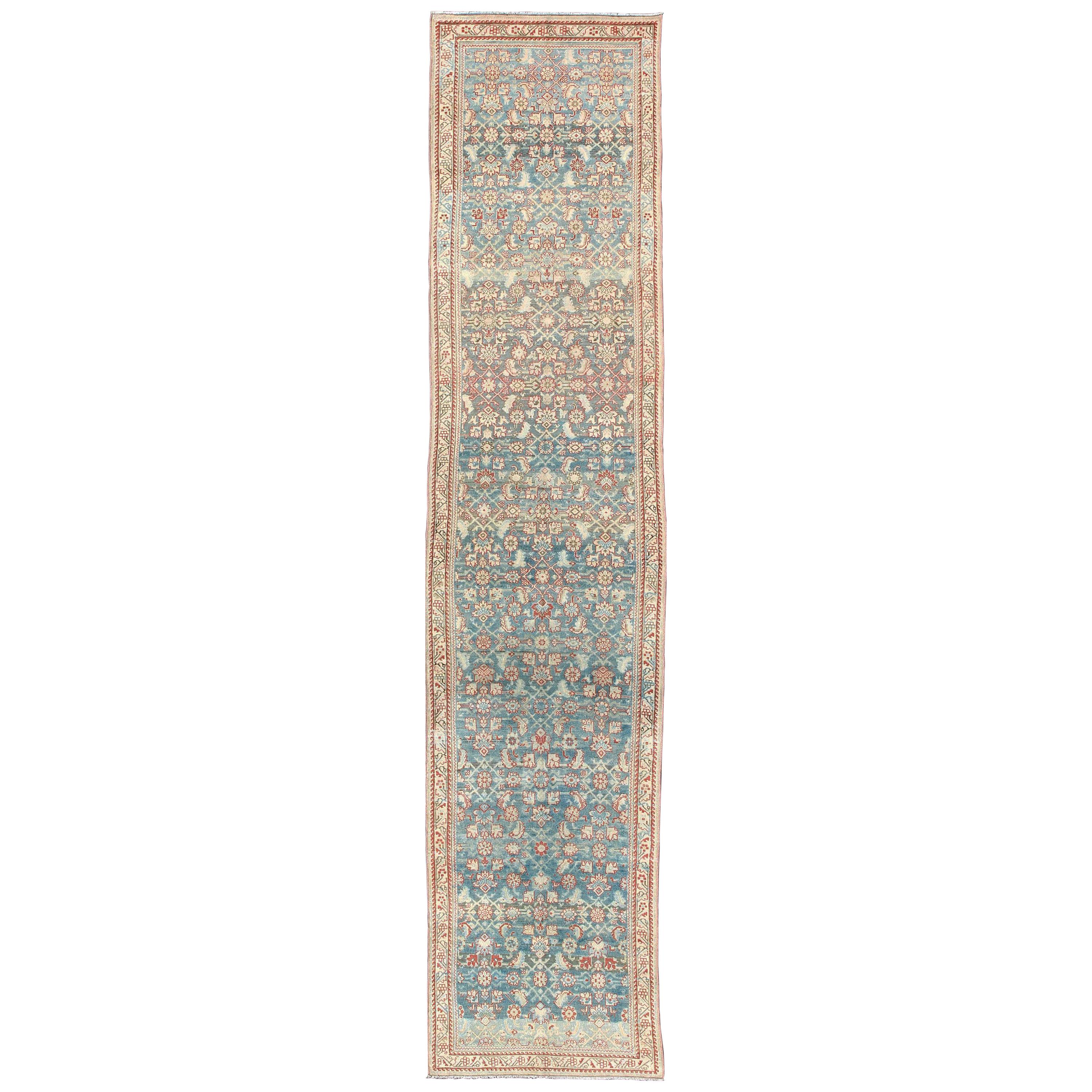 Long tapis de couloir persan ancien Malayer bleu et rouge à motifs géométriques sous-jacents en vente