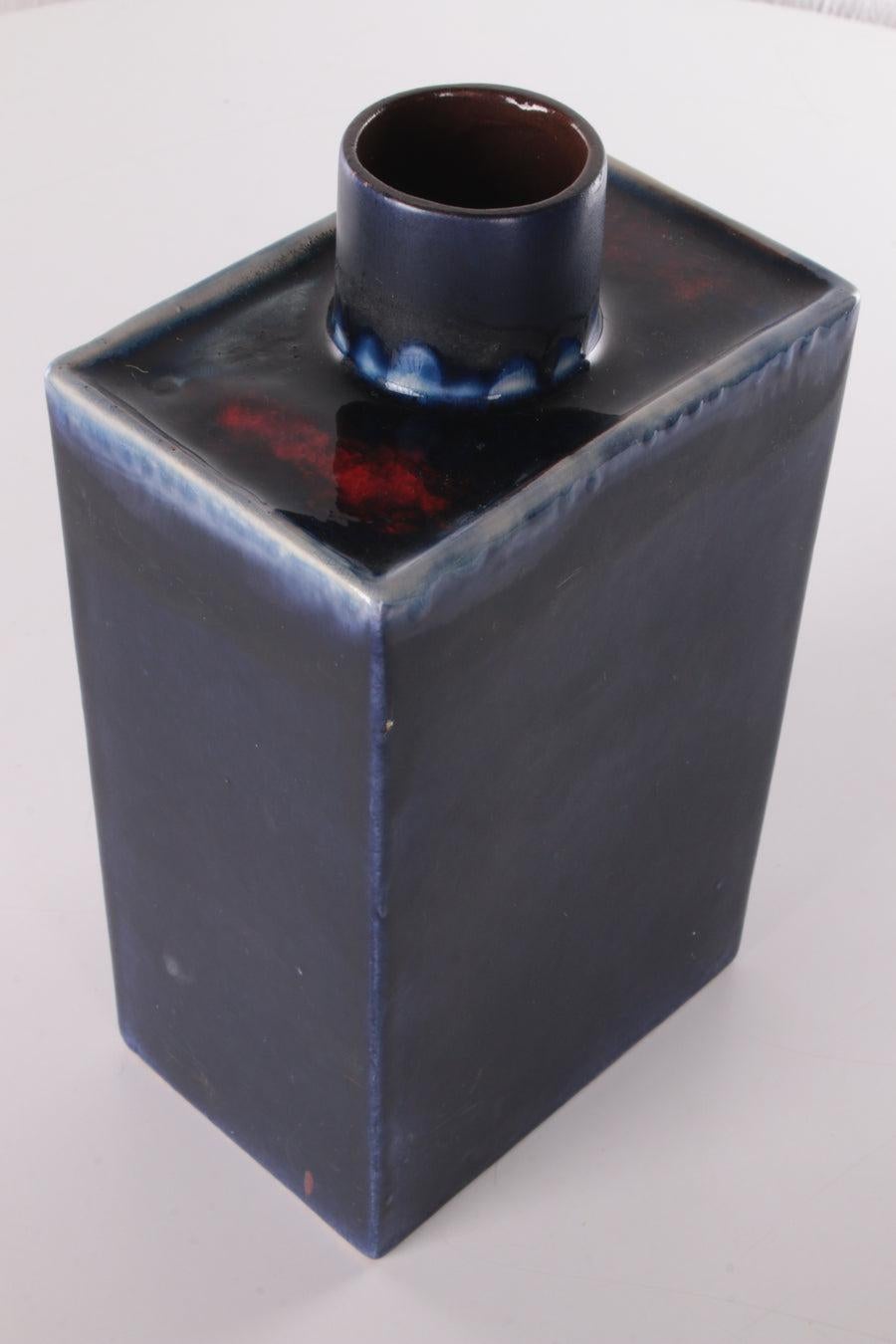 Mid-Century moderno Vaso in ceramica blu e rosso Model No. in vendita