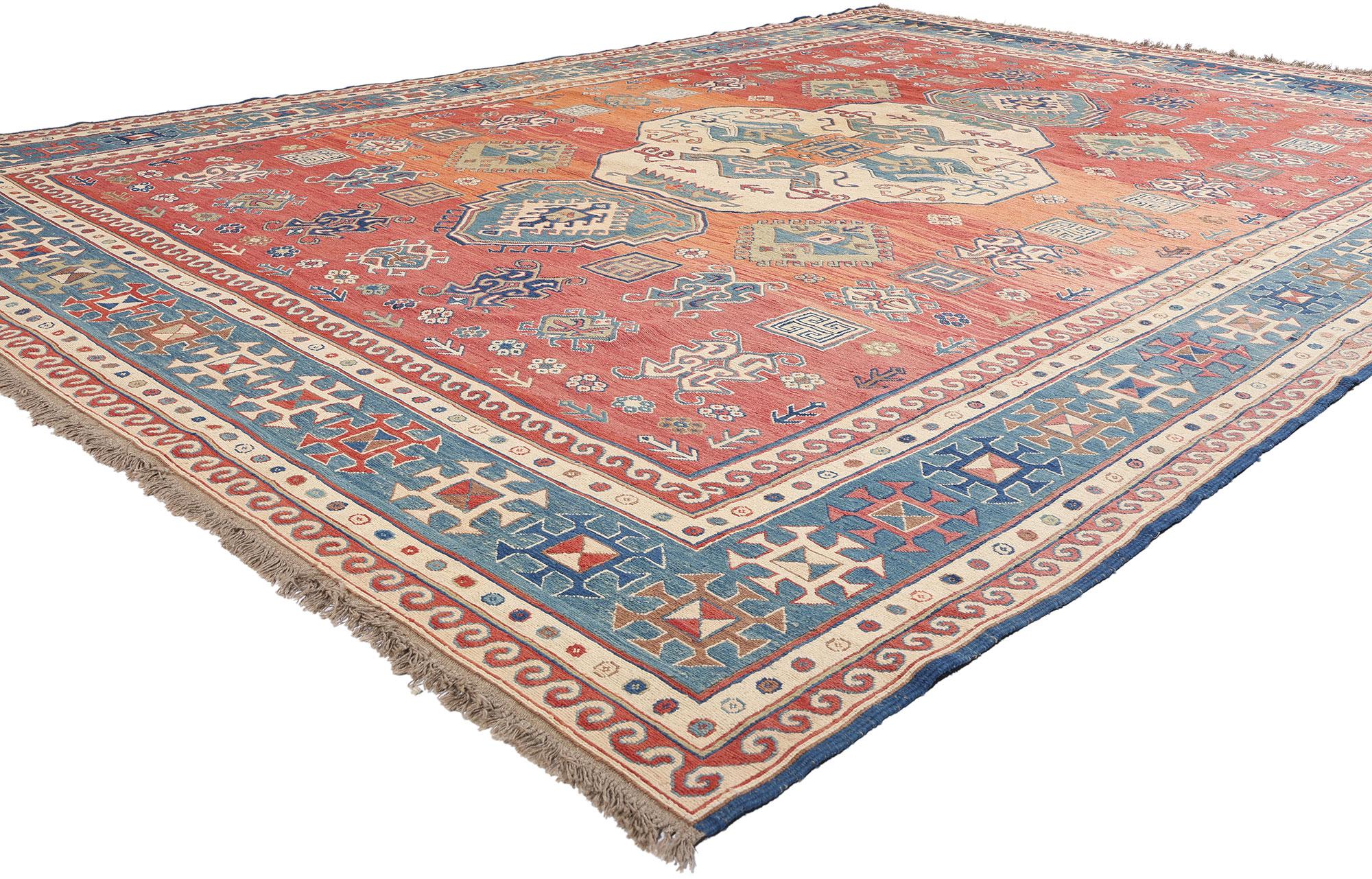 78954 Vintage Kaukasischer Soumak-Teppich, 09'09 x 13'05. Dieser handgewebte kaukasische Soumak-Teppich aus Wolle ist ein beeindruckendes Zeugnis der traditionellen Webpraktiken der Kaukasus-Region und zeigt eine harmonische Mischung aus