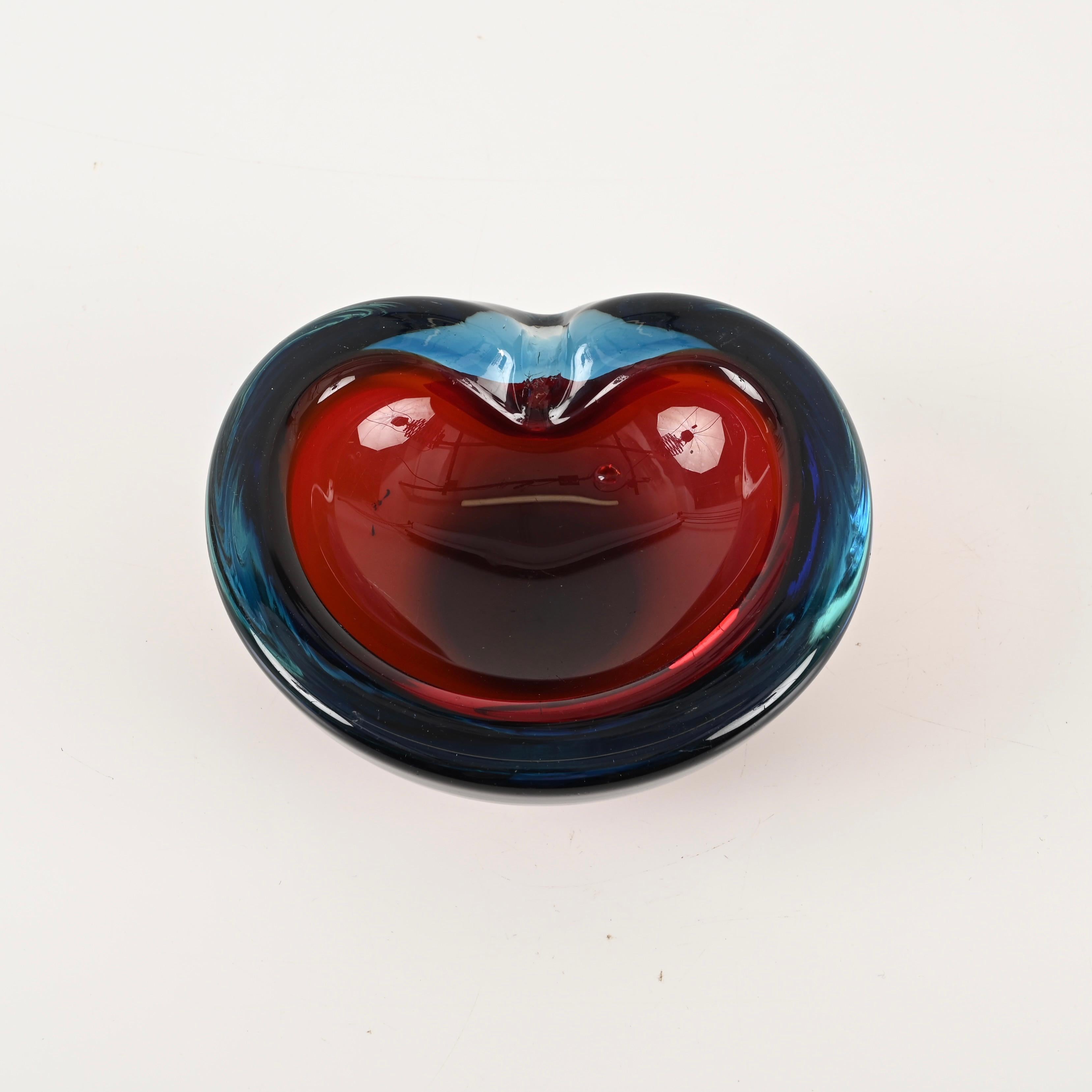 Bol en verre Sommerso de Murano bleu et rouge en forme de cœur, Italie, années 1960 en vente 3