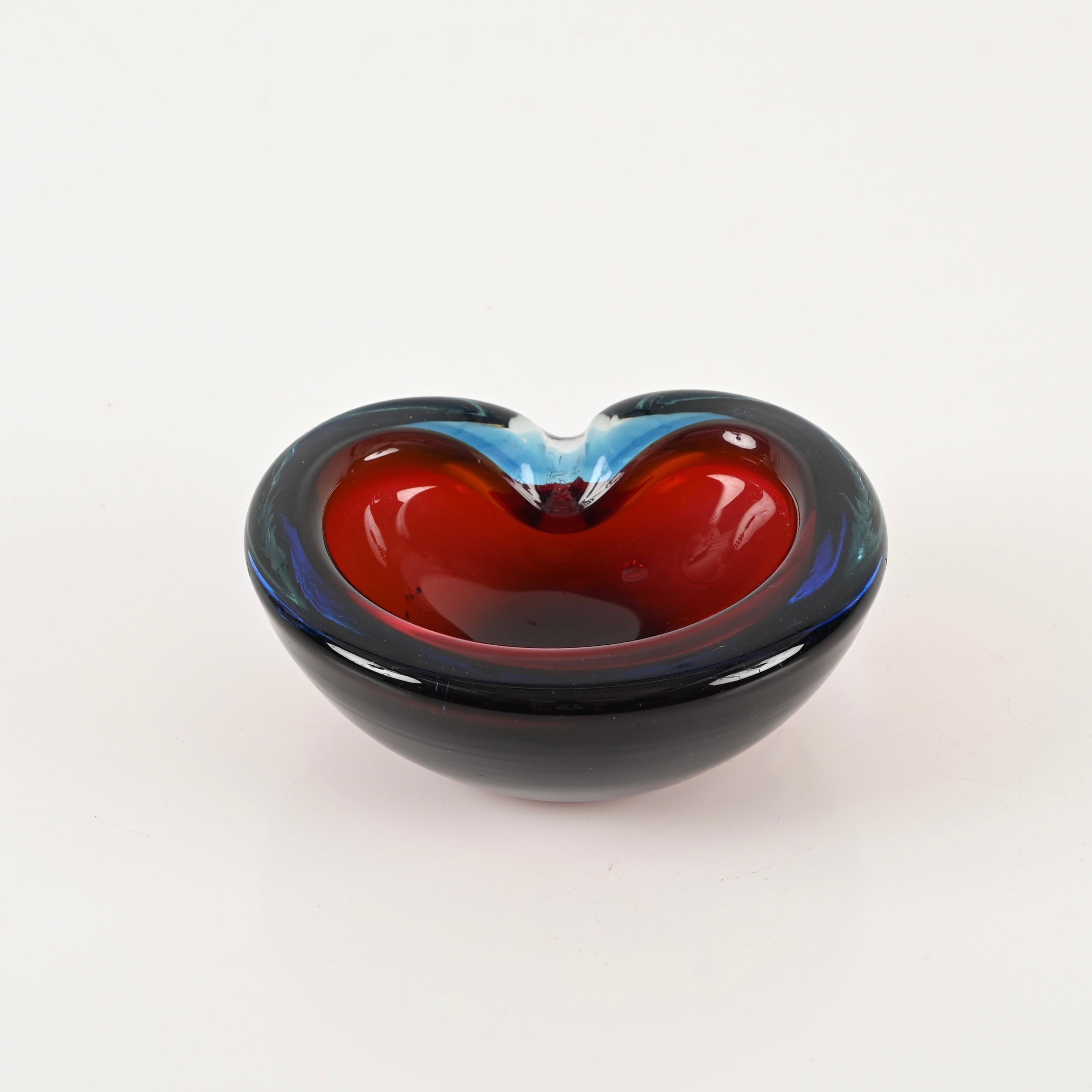 Magnifique coupe ou cendrier en forme de coeur, en cristal bleu et rouge 