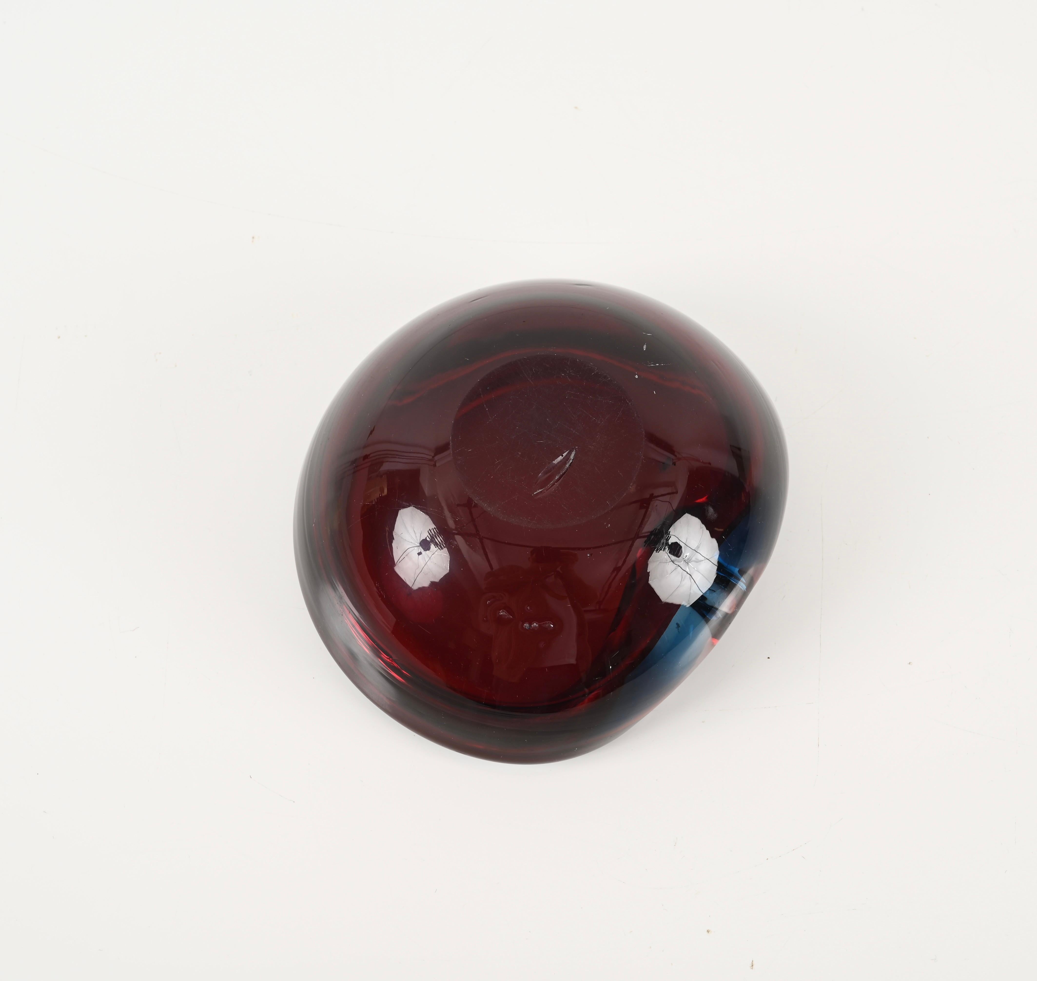 Bol en verre Sommerso de Murano bleu et rouge en forme de cœur, Italie, années 1960 en vente 1