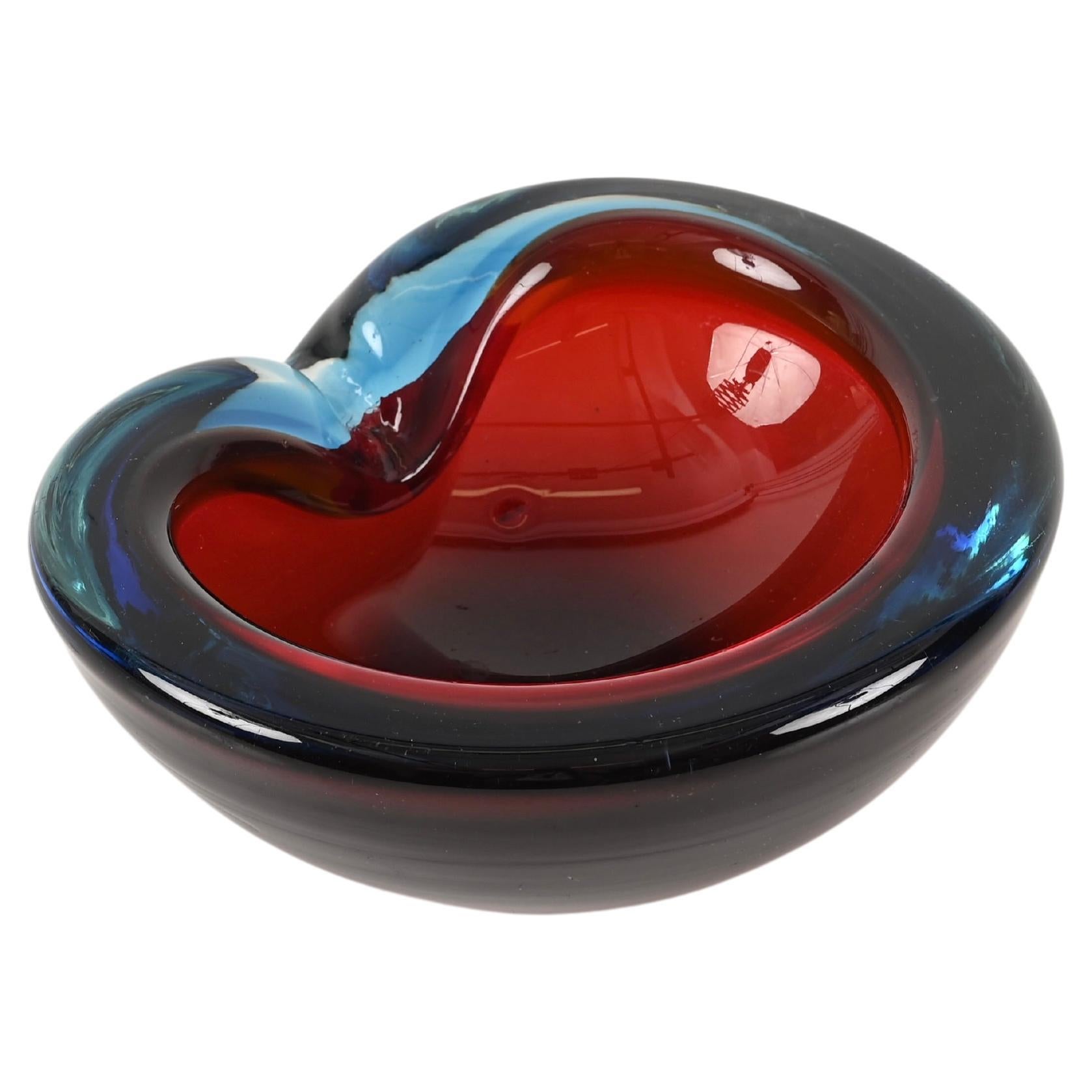 Bol en verre Sommerso de Murano bleu et rouge en forme de cœur, Italie, années 1960 en vente