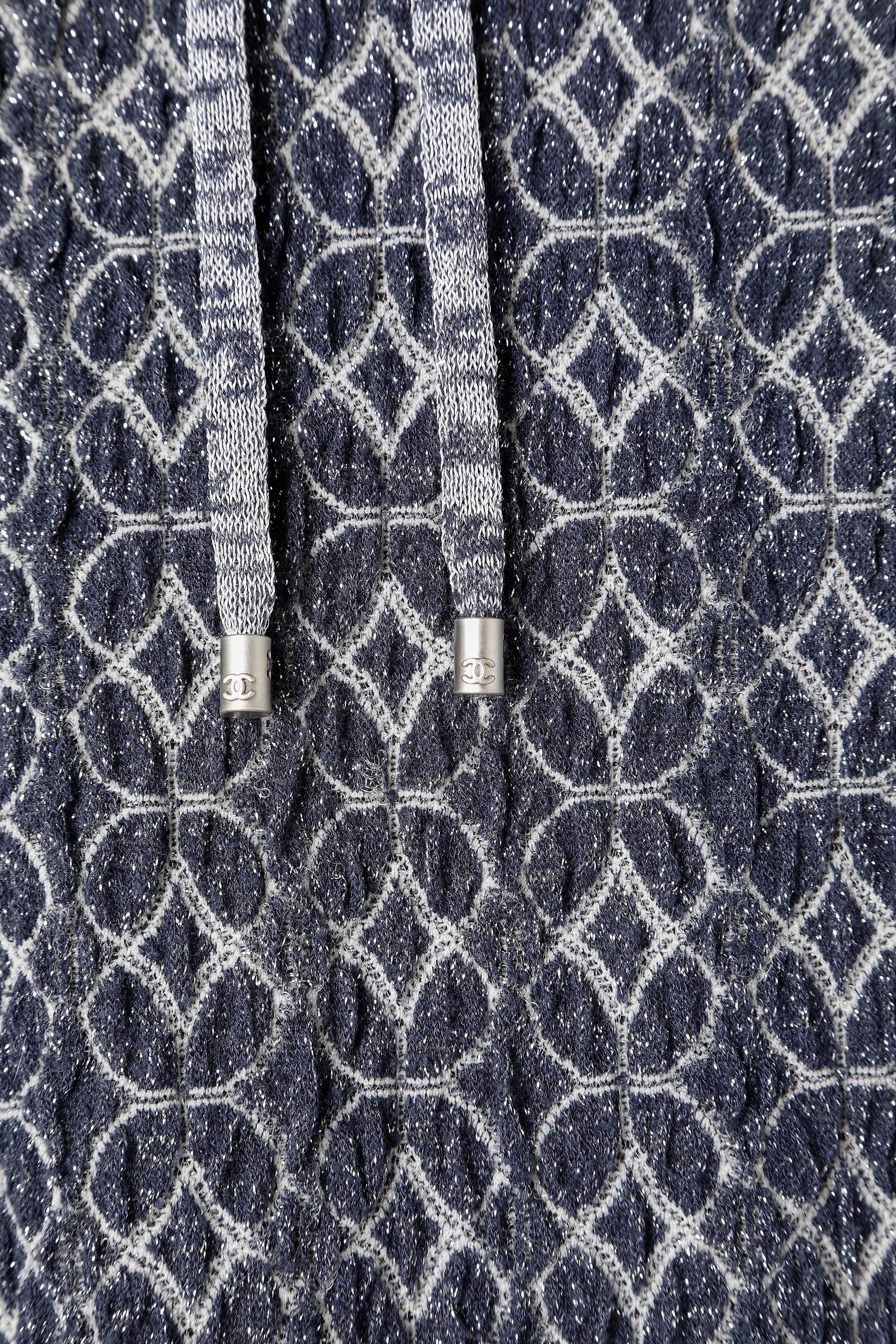 Abito in maglia jacquard lurex blu e argento con cappuccio Chanel In condizioni ottime in vendita a Saint-Ouen-Sur-Seine, FR