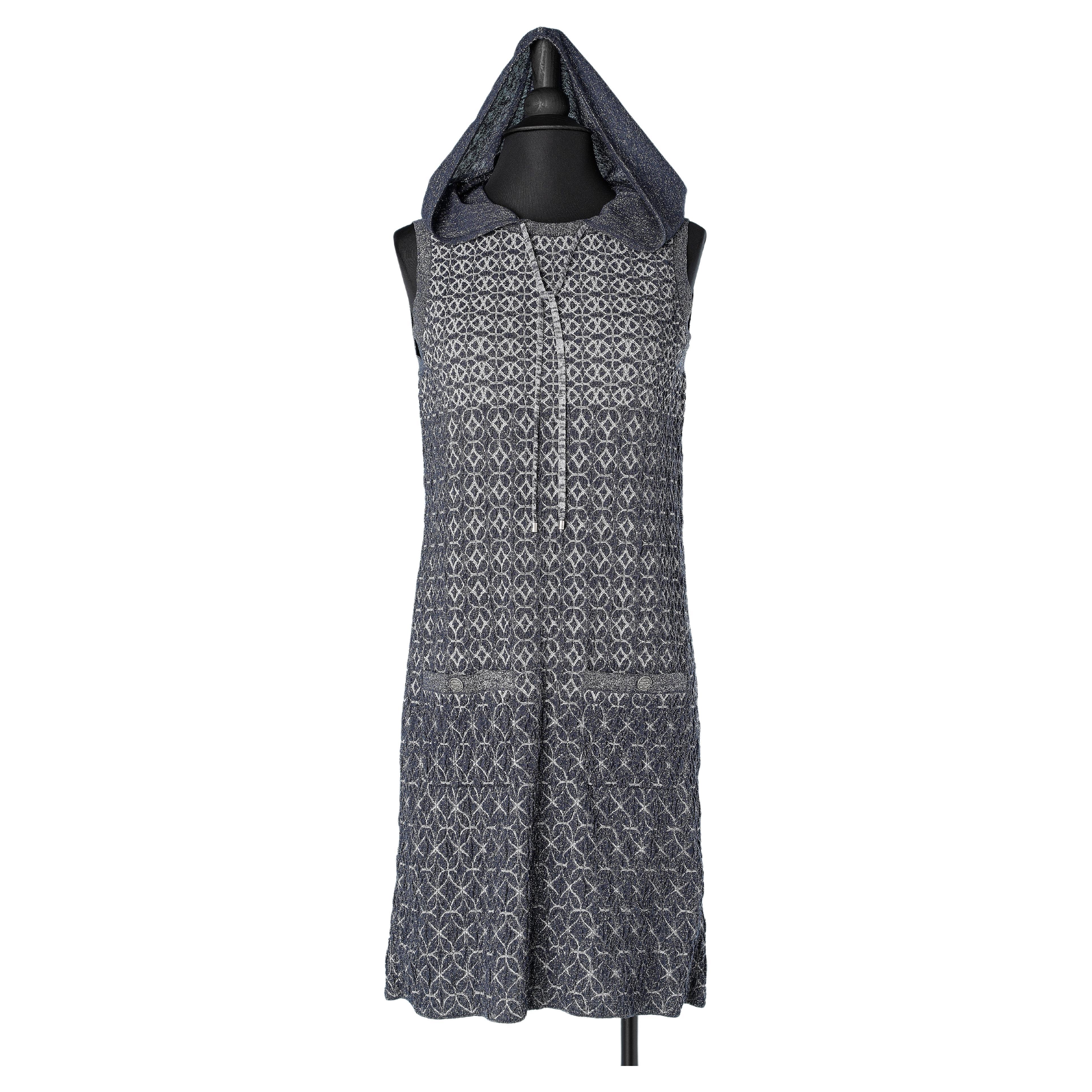 Chanel - Robe en maille jacquard de lurex bleu et argenté avec capuche