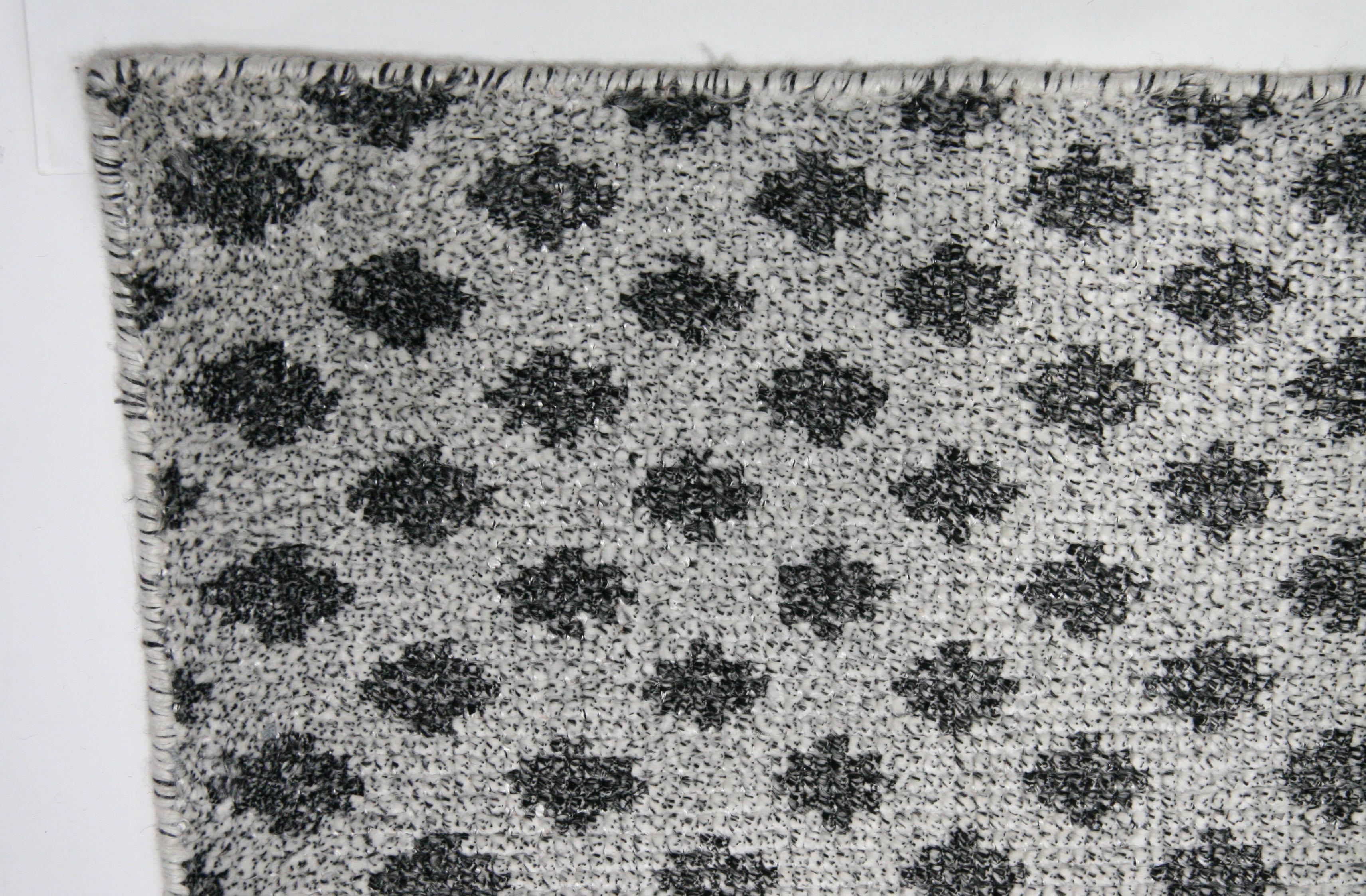 File alternate di motivi a righe e a quadri creano una sorta di patchwork in questo tappeto contemporaneo blu e argento. Il misto viscosa/cotone aggiunge morbidezza e lucentezza alla seta. 

Realizzato in India con tinture naturali vegetali.