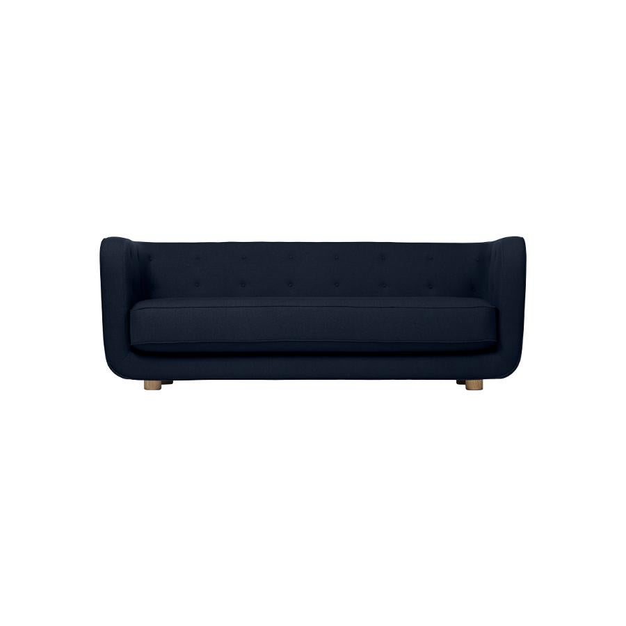 Canapé Raf Simons Vidar 3 Vilhelm de Lassen en bleu et chêne fumé.
Dimensions : L 217 x P 88 x H 80 cm. 
Matériaux : Textile, Chêne.

Vilhelm est un magnifique canapé trois places rembourré, conçu par Flemming Lassen en 1935. Un canapé doit être